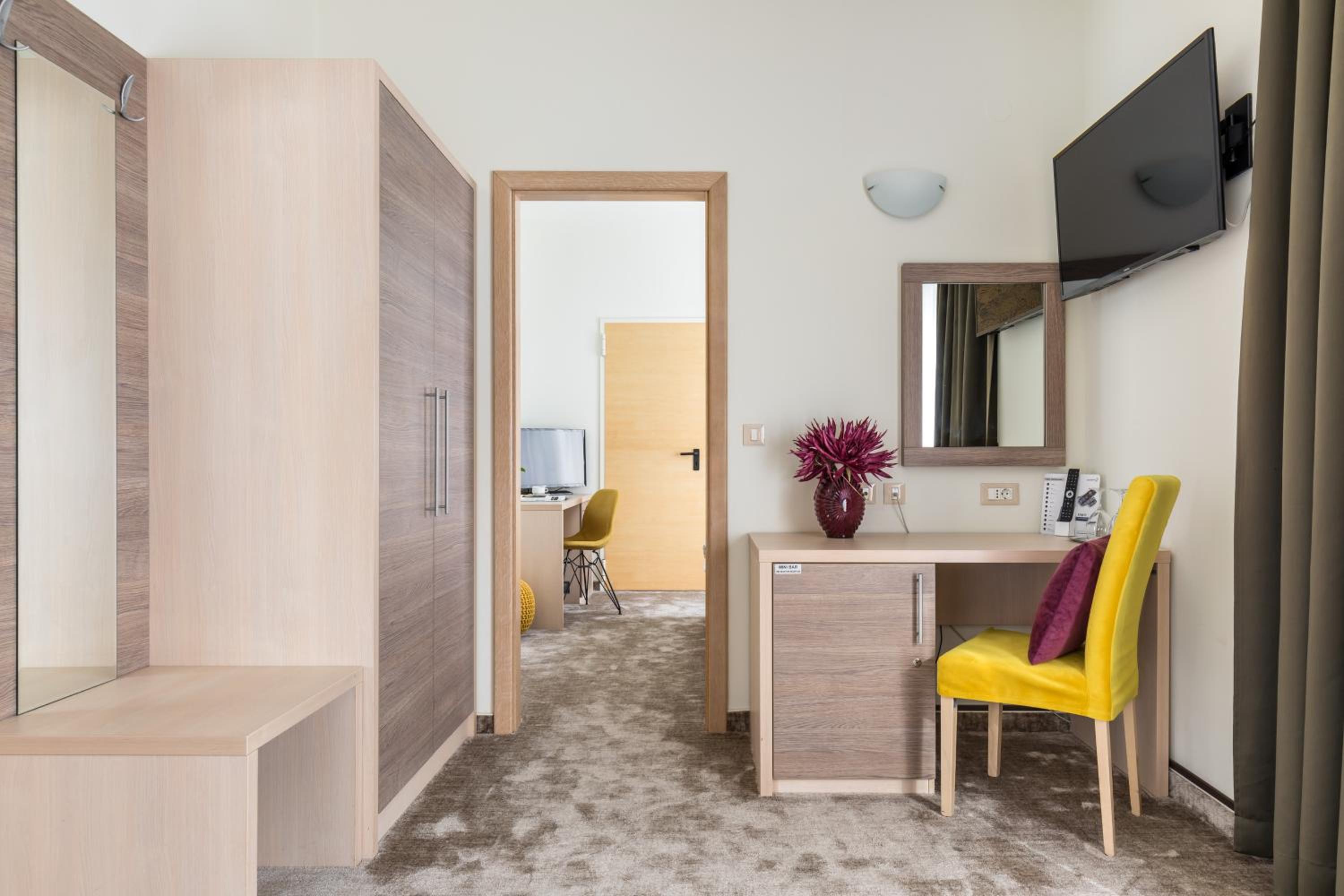 Standard Family Room - Photo 4