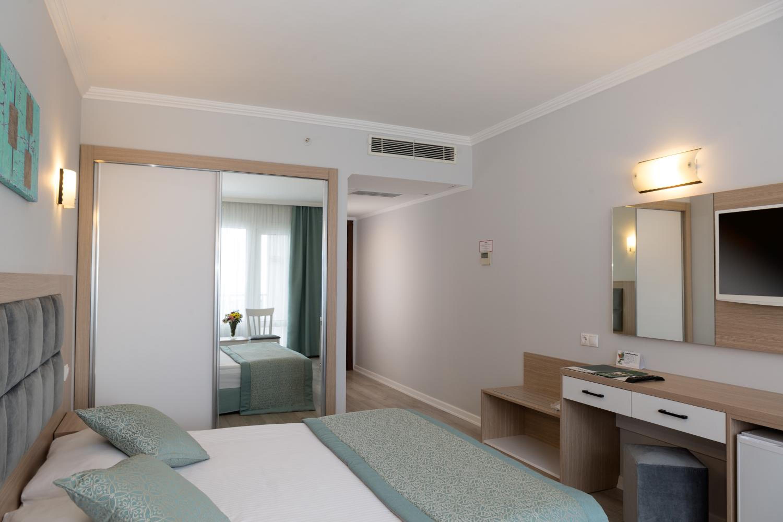 Standard Double Room thumbnail 6