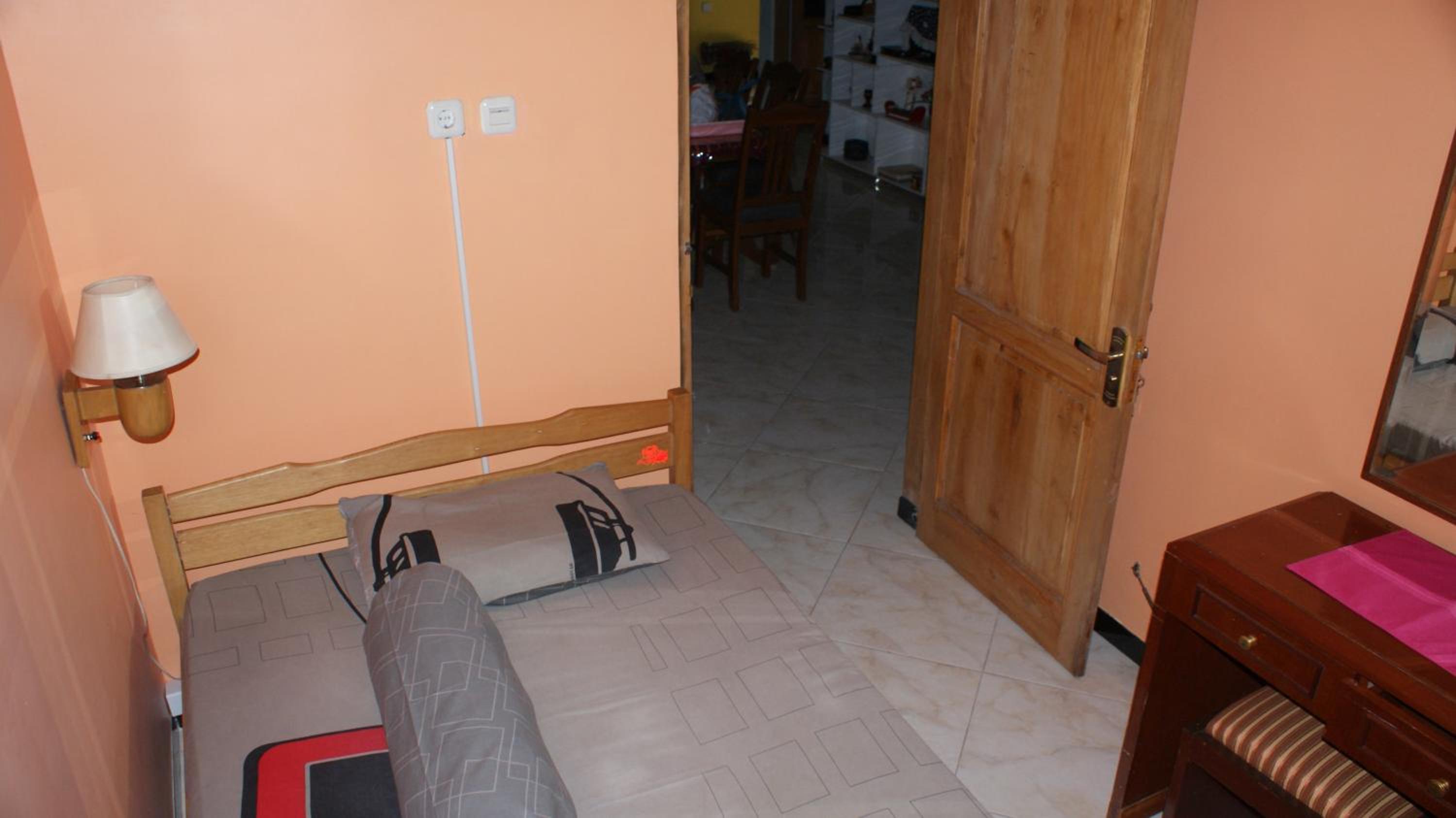 Single Room with Shared Shower and Toilet photo 2