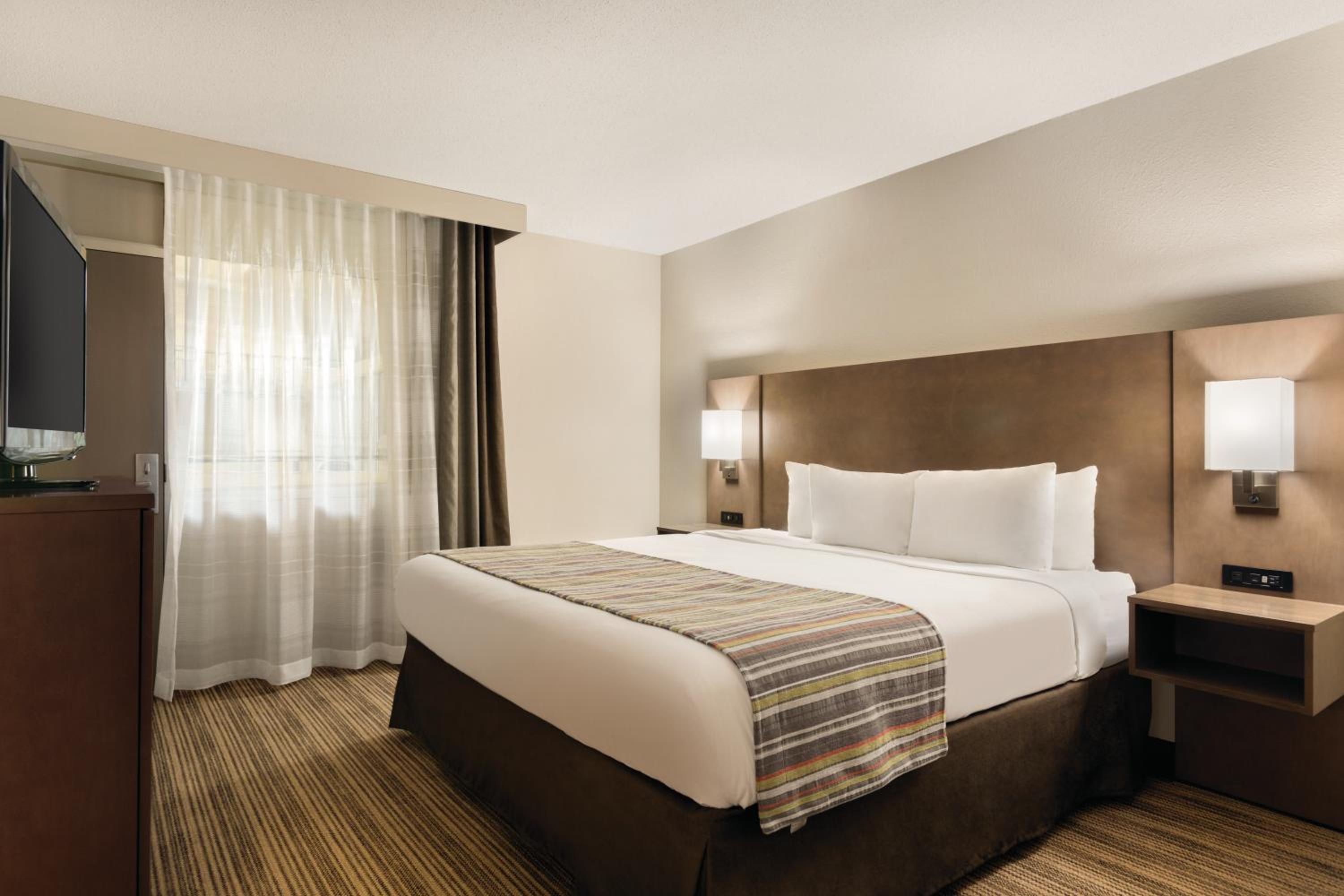 Standard King Room photo 1