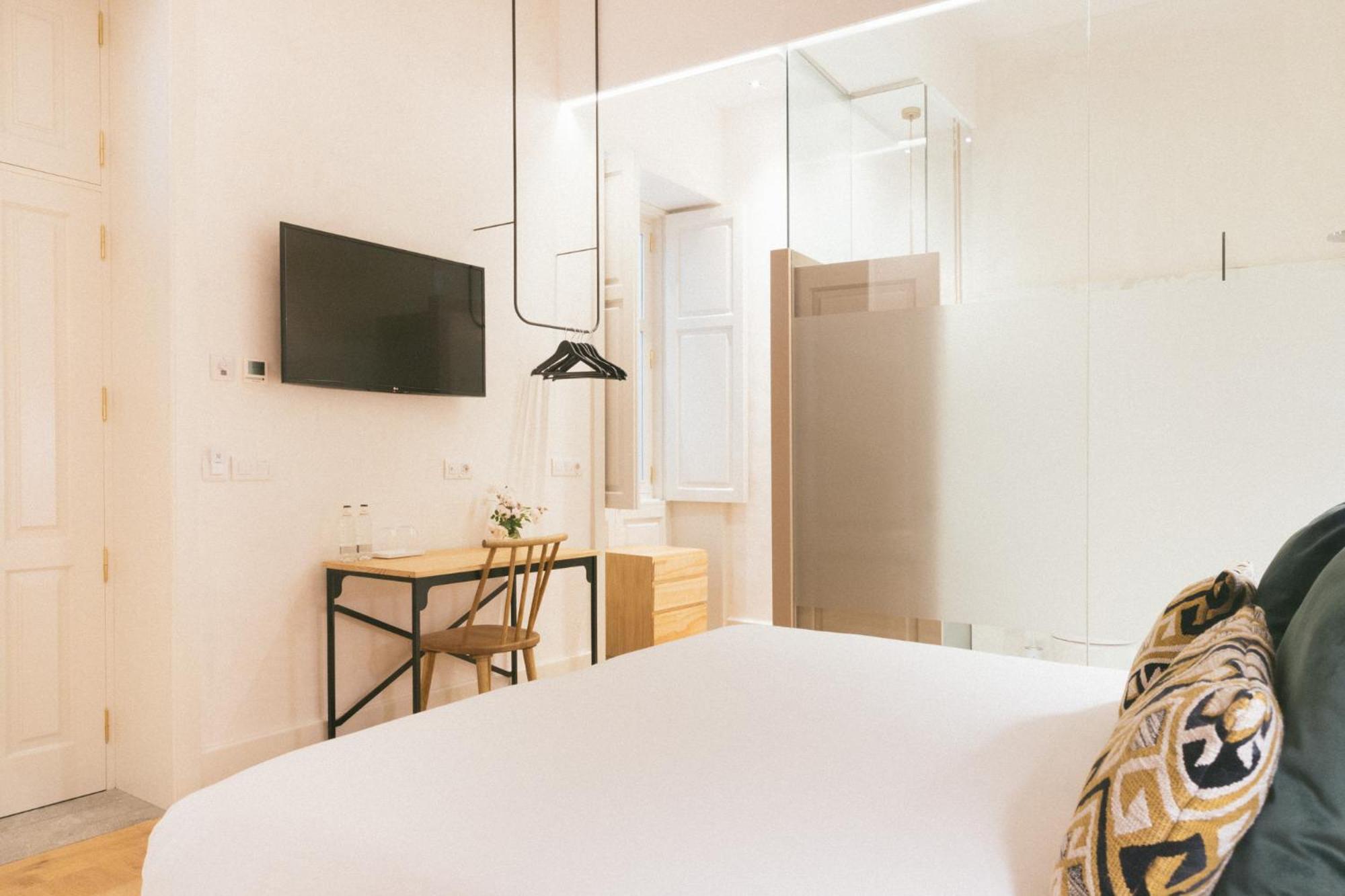 Classic Interior Double Room thumbnail 6