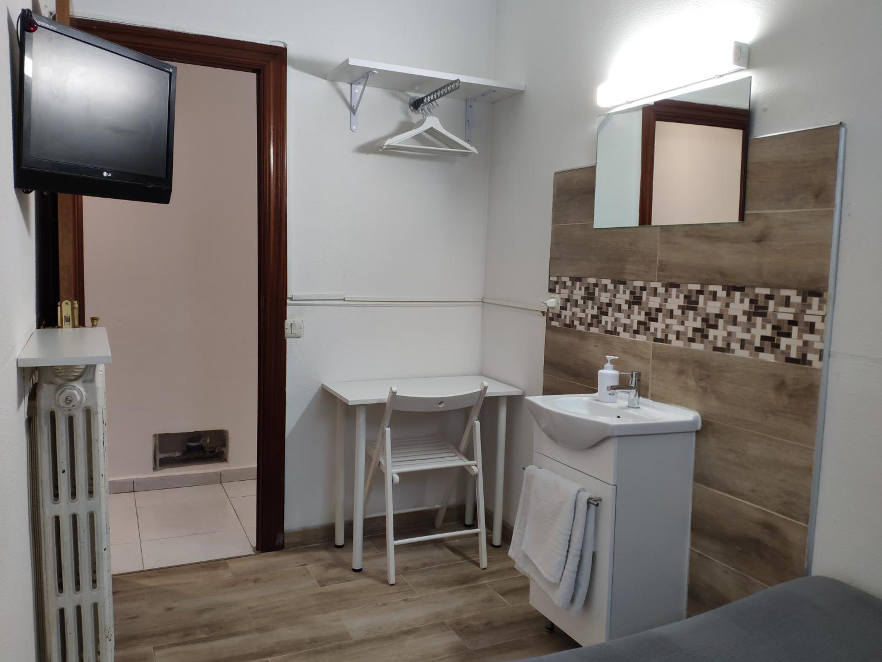 Single Room with Shared Bathroom photo 2