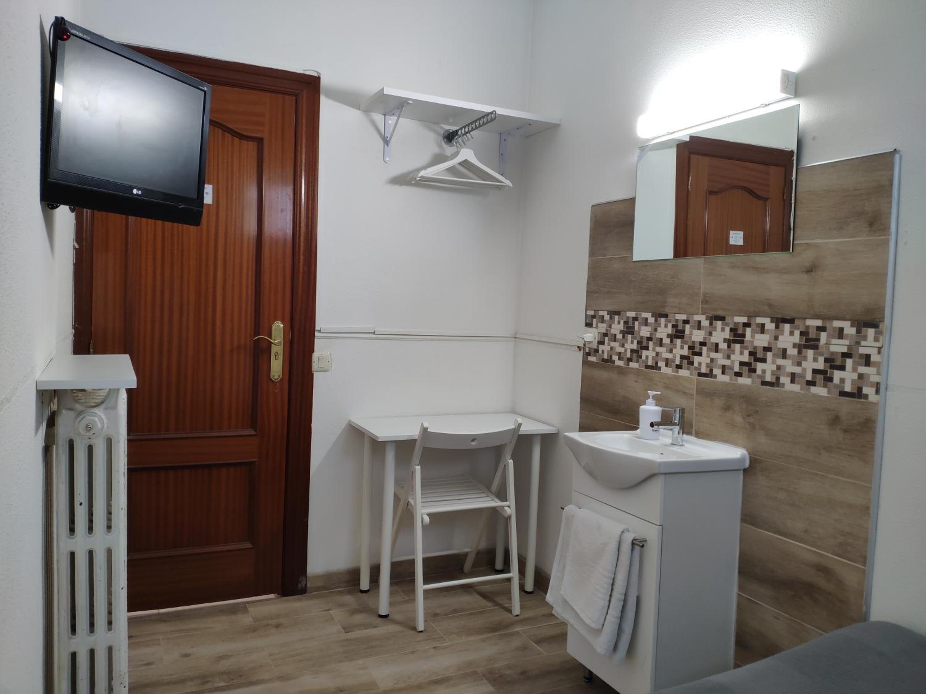 Single Room with Shared Bathroom photo 3