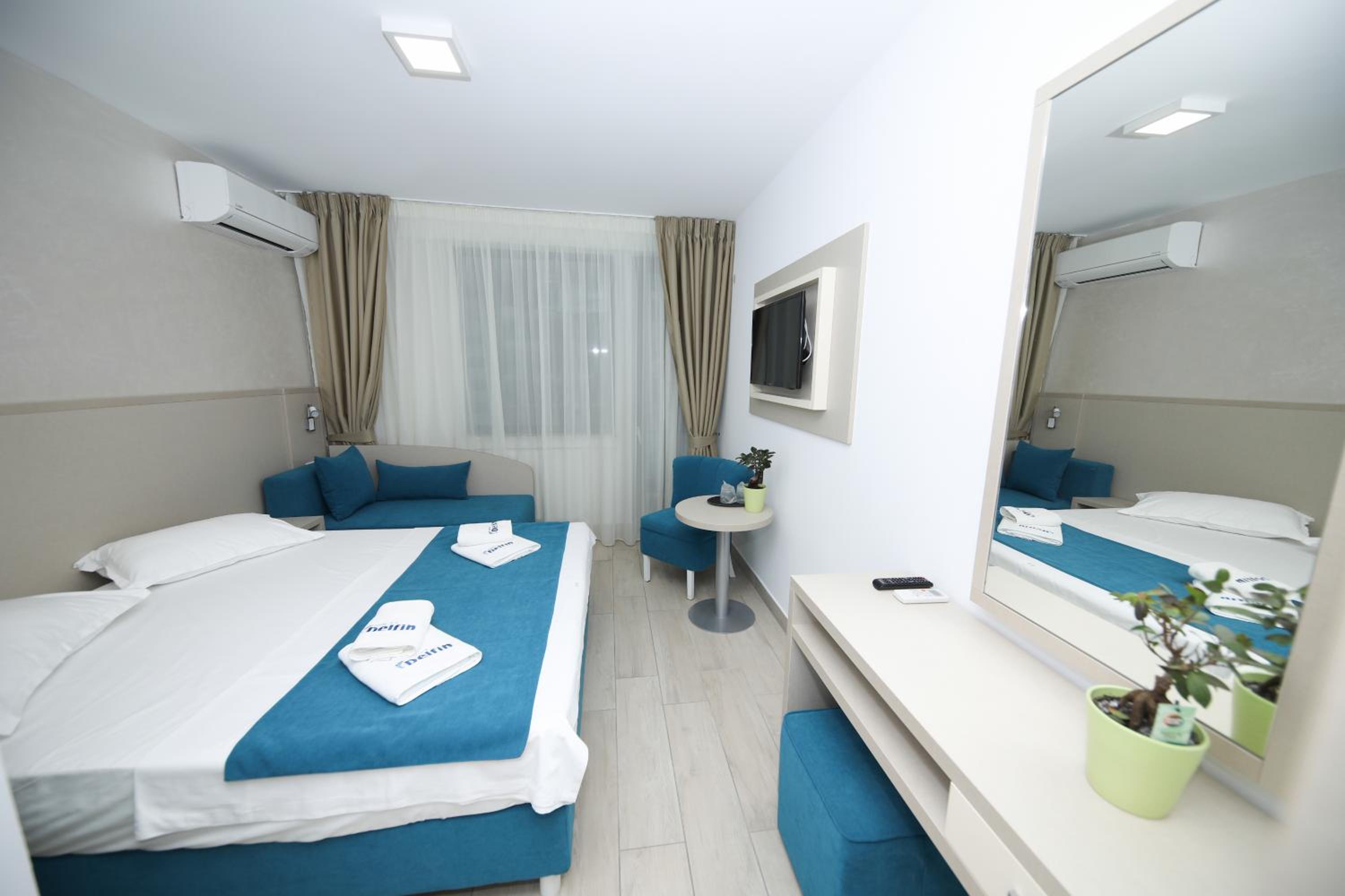 Deluxe Double Room with Balcony - Photo 7