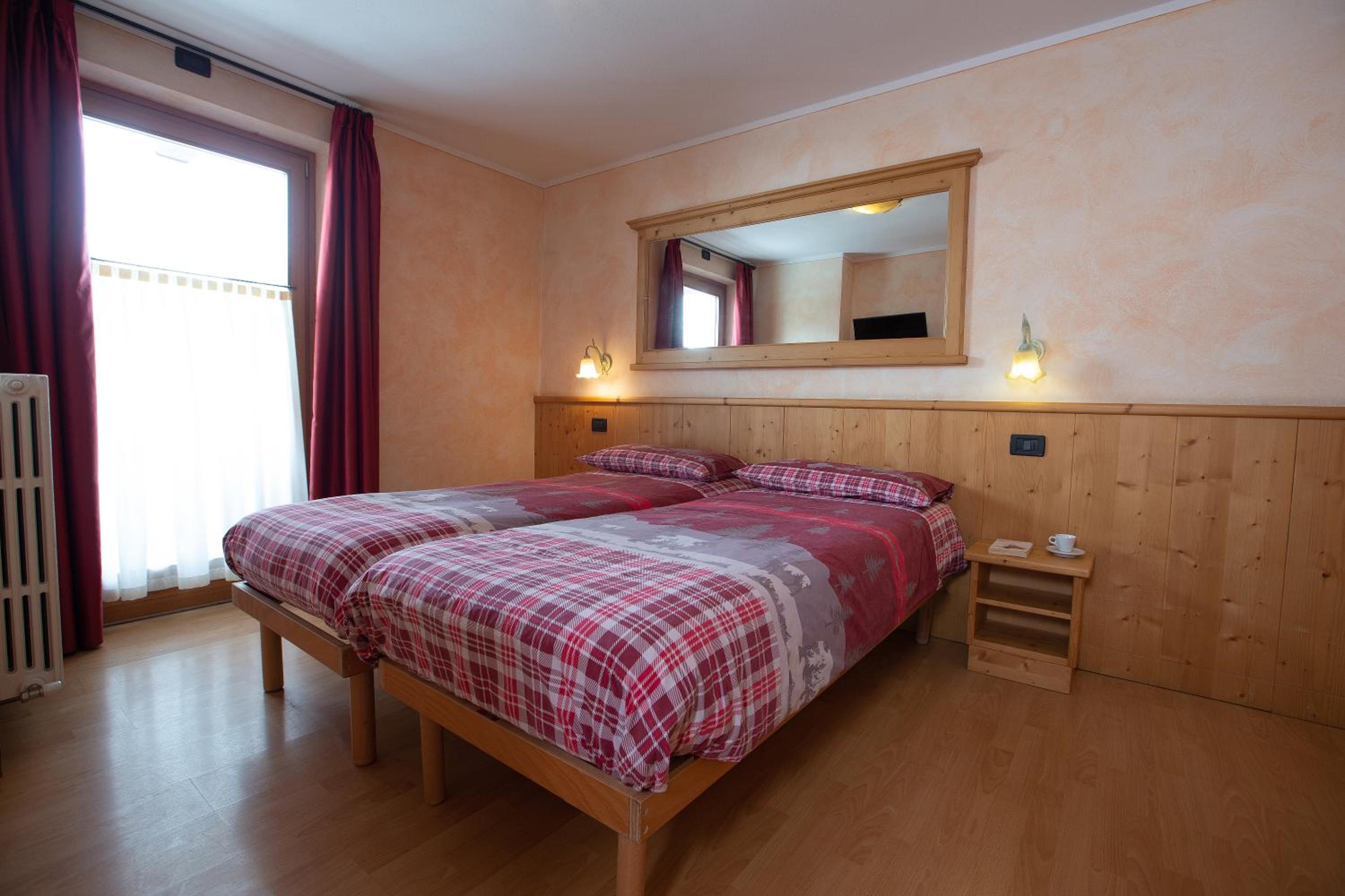 One-Bedroom Apartment - Photo 2