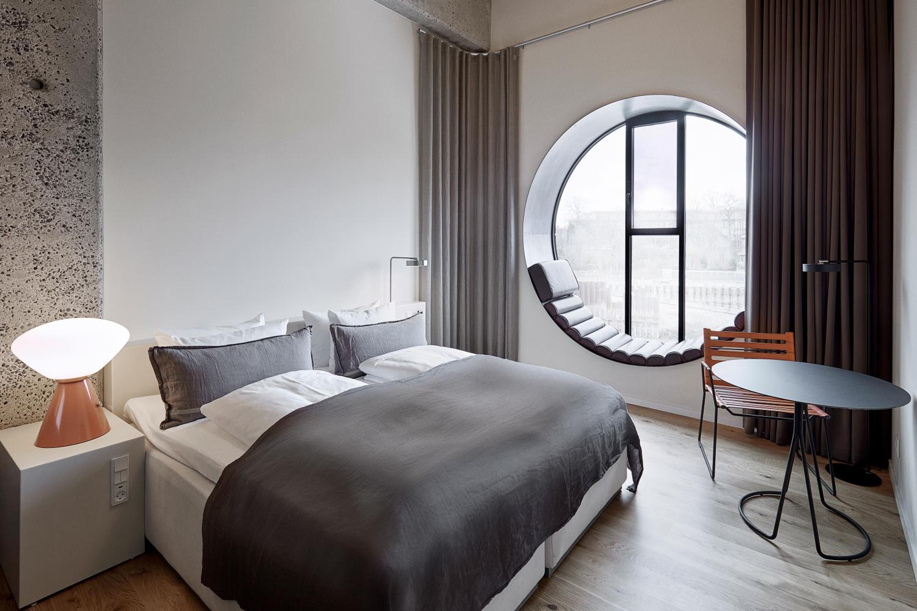 Deluxe Double Room With Round Window