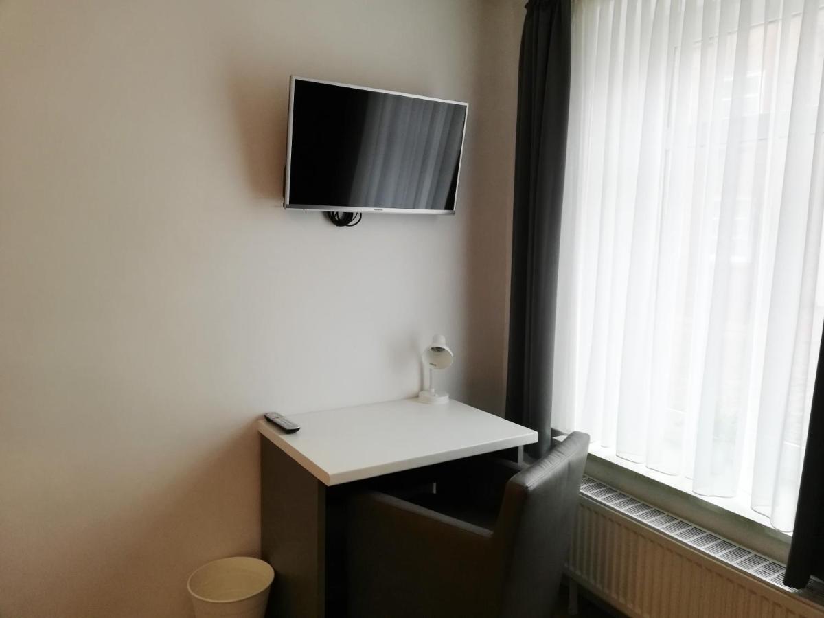 Single Room with Shared Bathroom photo 3
