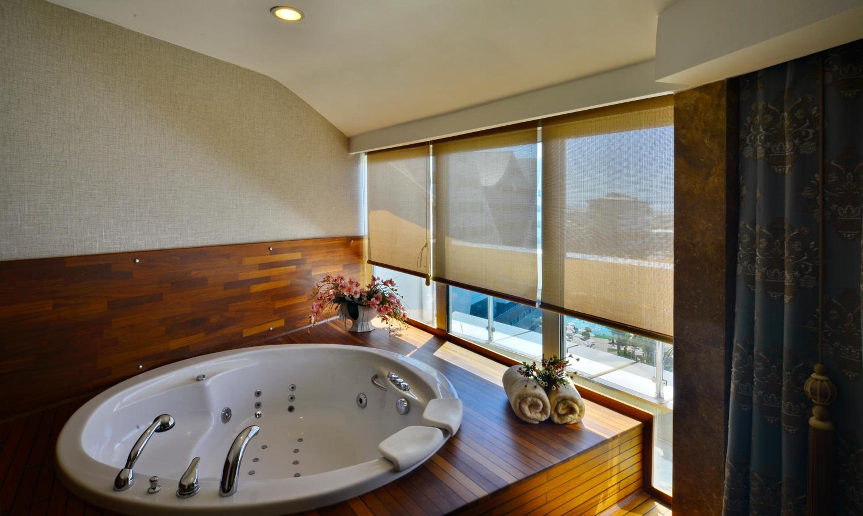 King Suite Sea View with Spa Bath