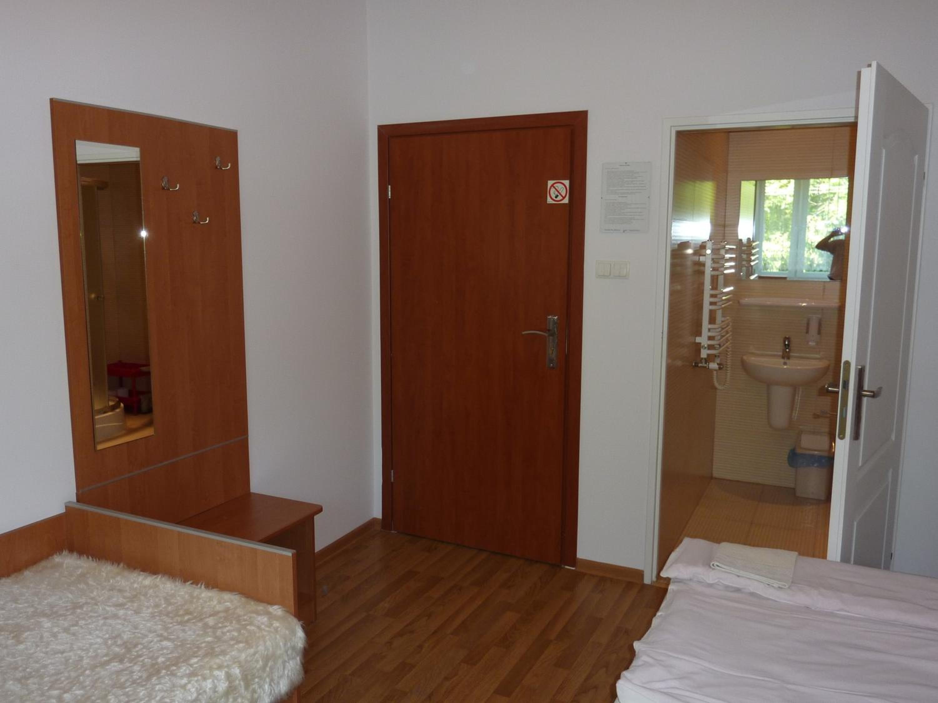 Twin Room - Photo 10