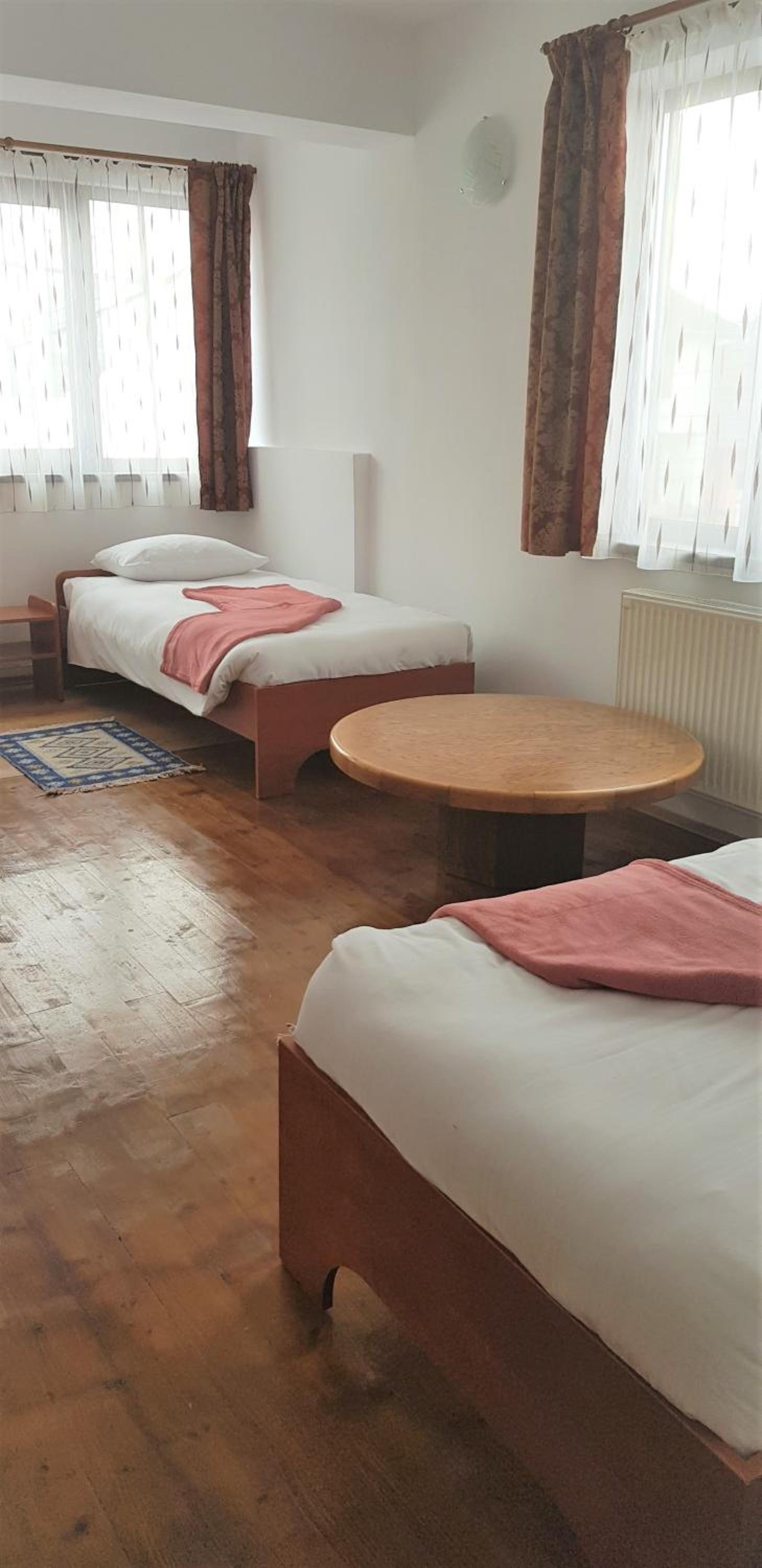 Double or Twin Room with Private Bathroom - Photo 9