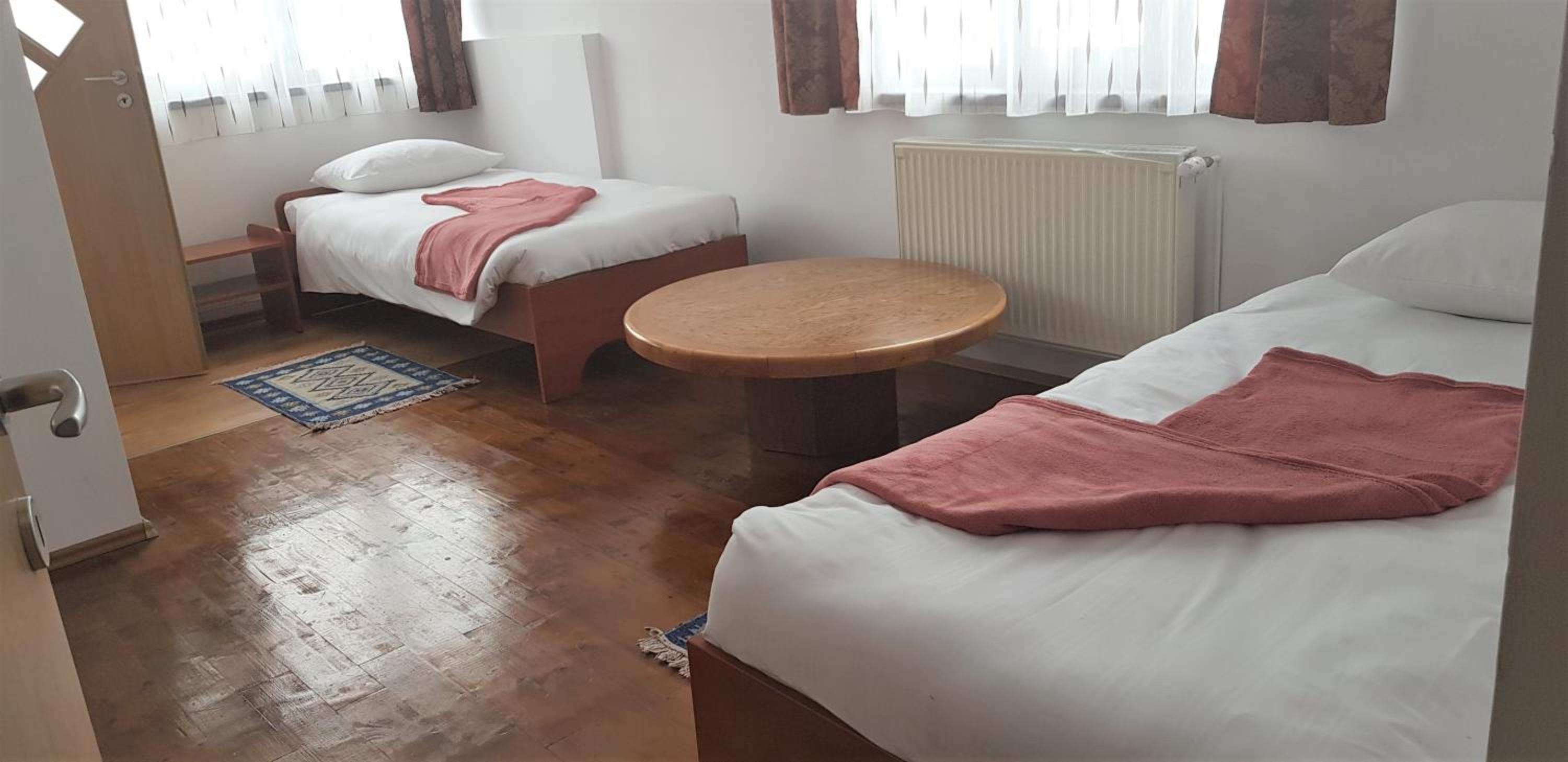 Double or Twin Room with Private Bathroom - Photo 8