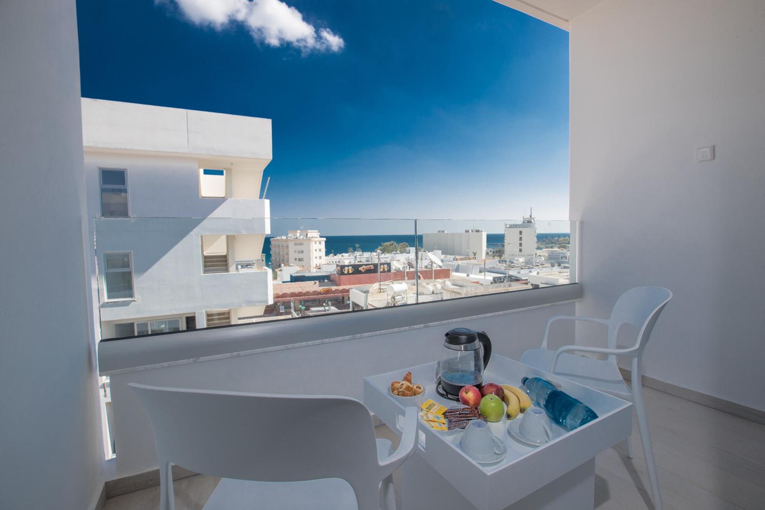 Superior Double or Twin Room with Side Sea View photo 3