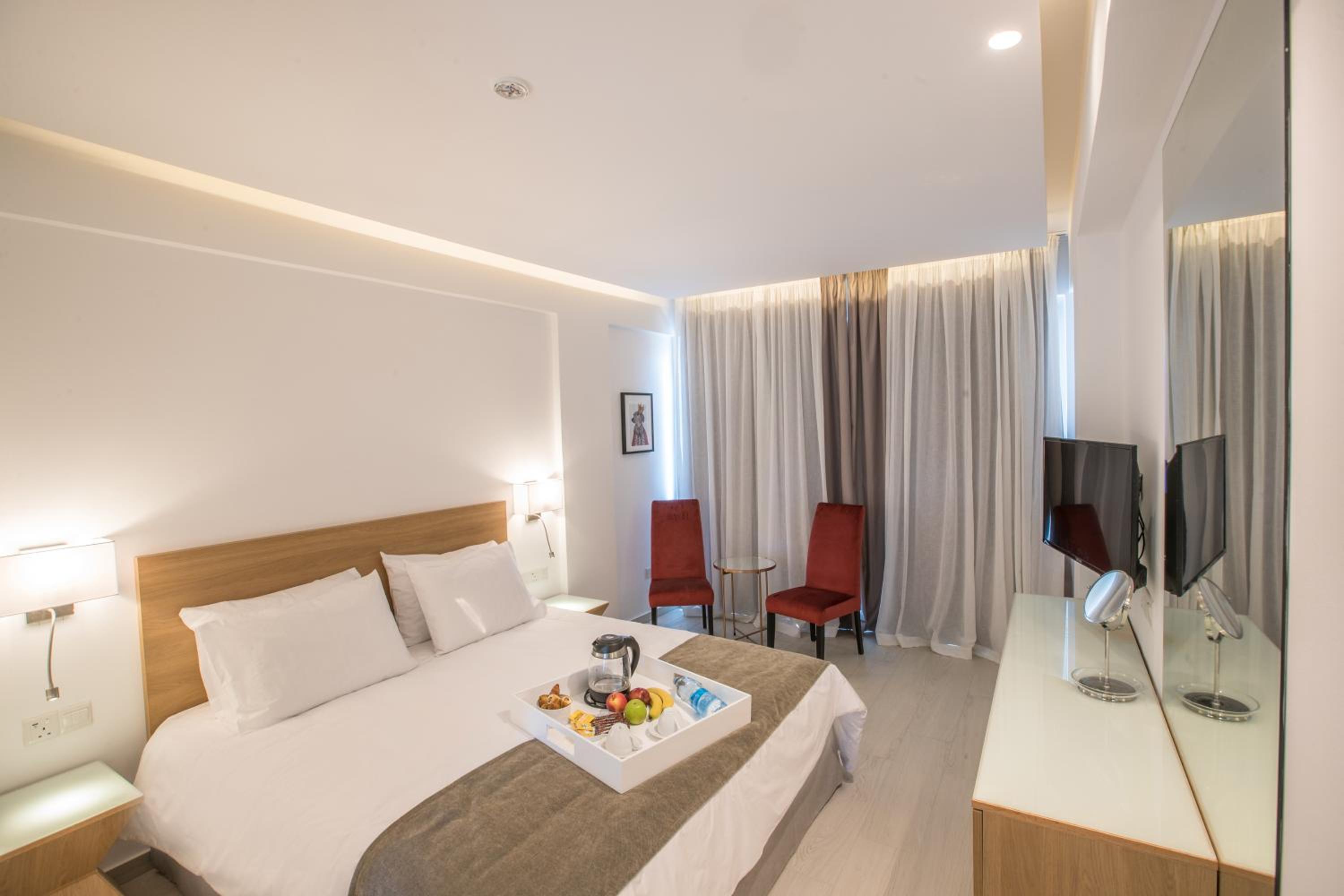 Superior Double or Twin Room with Pool View photo 2