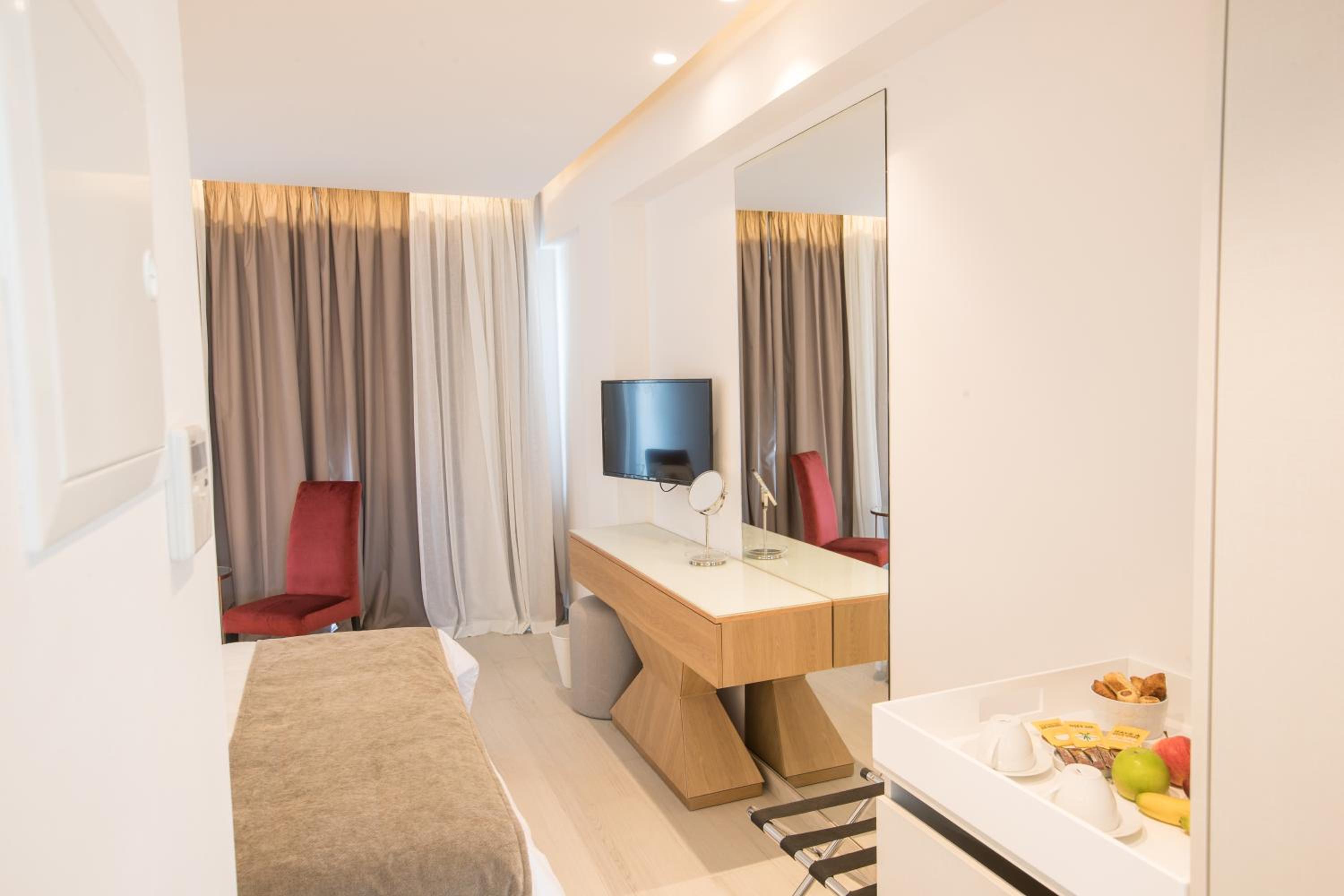 Superior Double or Twin Room with Pool View photo 3