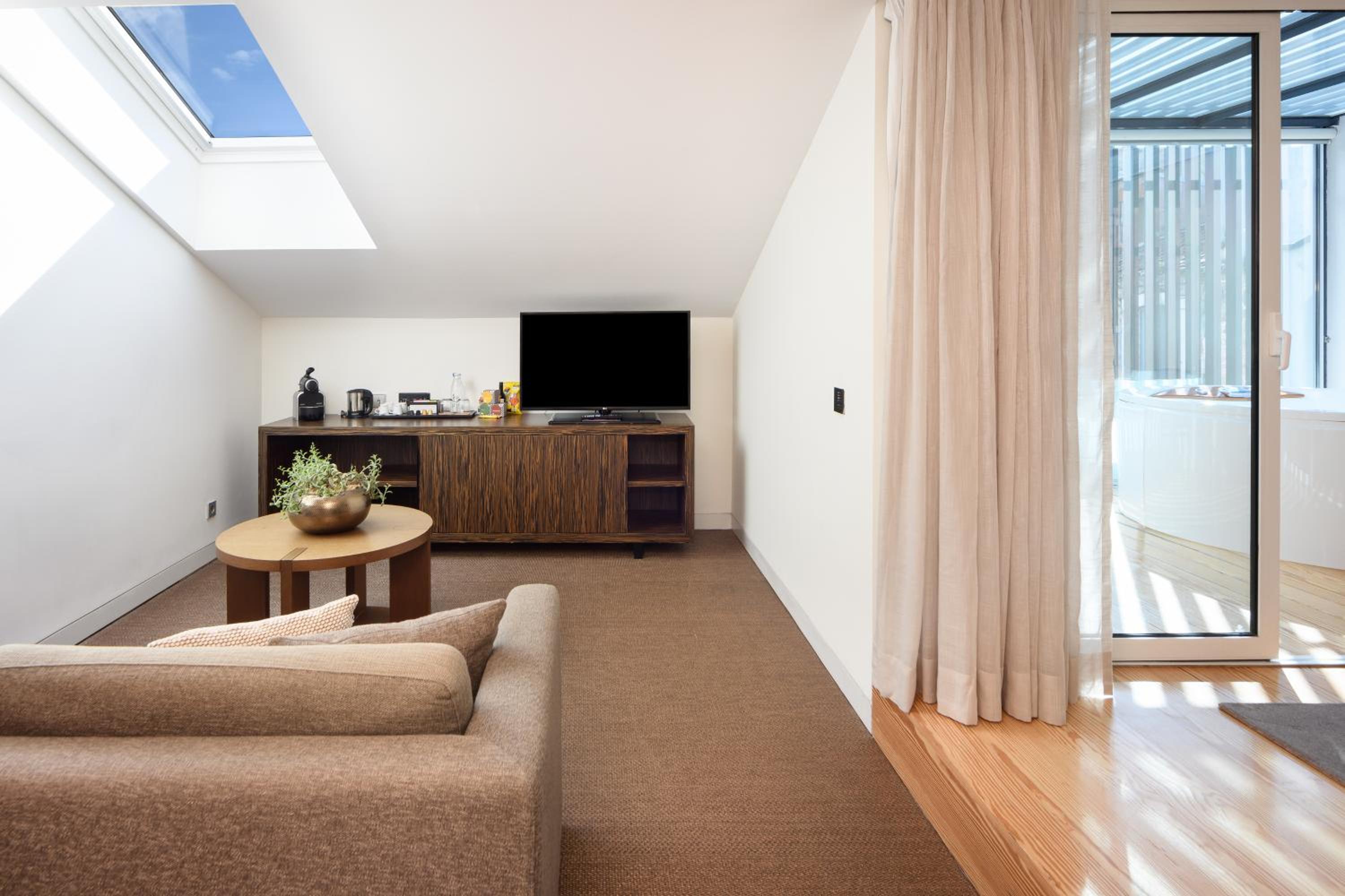 Deluxe Suite with Spa Bath - Photo 8