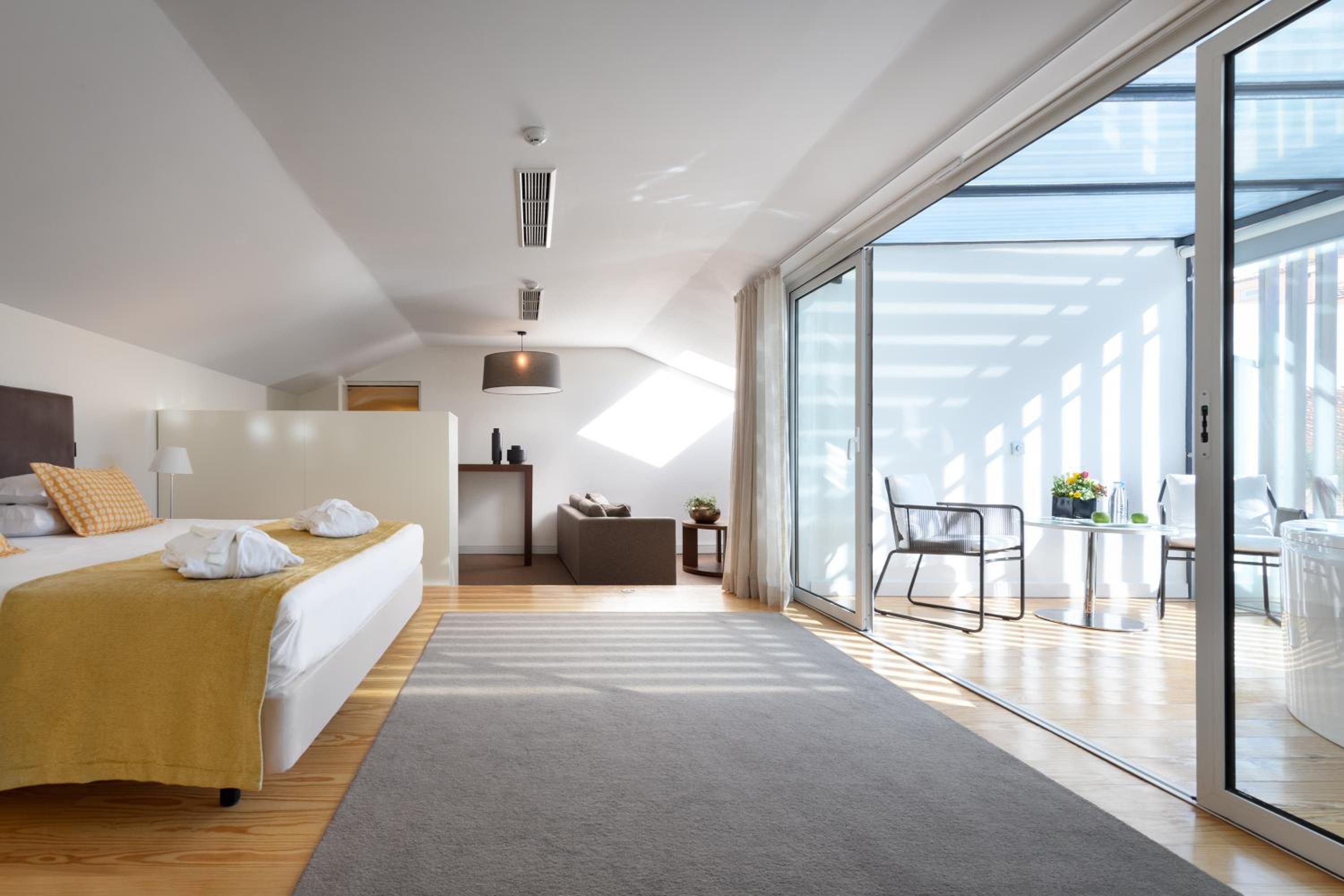 Deluxe Suite with Spa Bath - Photo 9