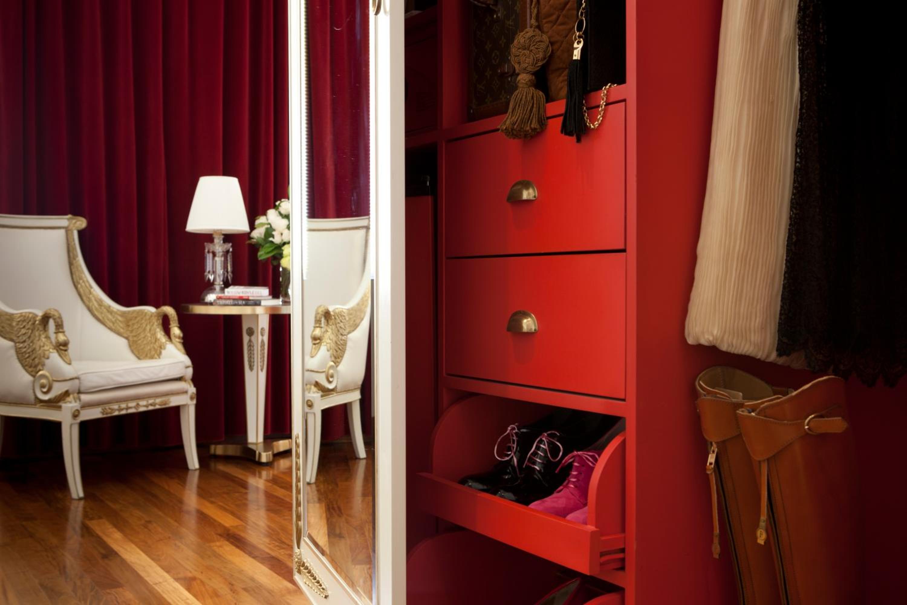 Deluxe Queen Room with Park View thumbnail 5