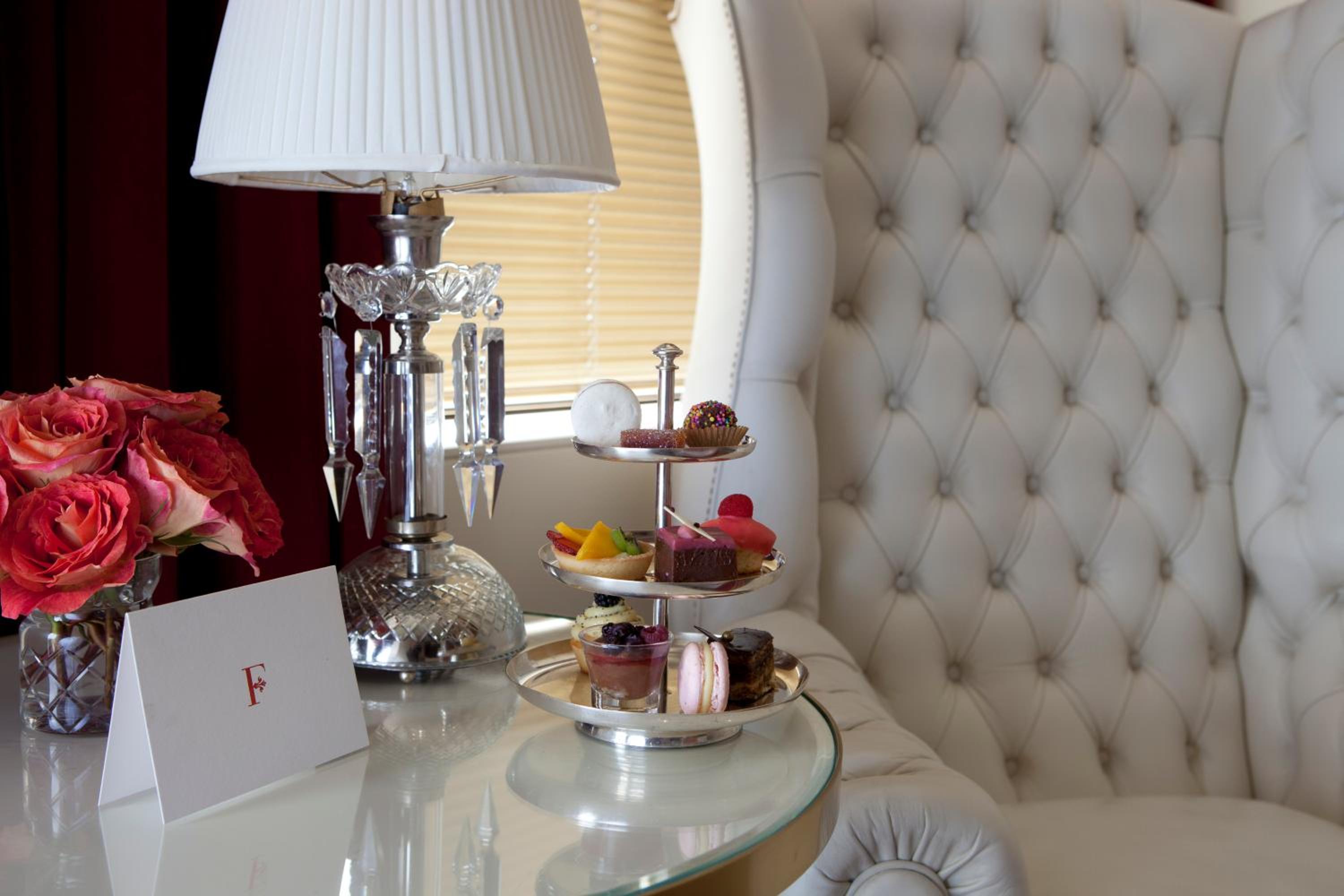 Deluxe Queen Room with Park View thumbnail 6