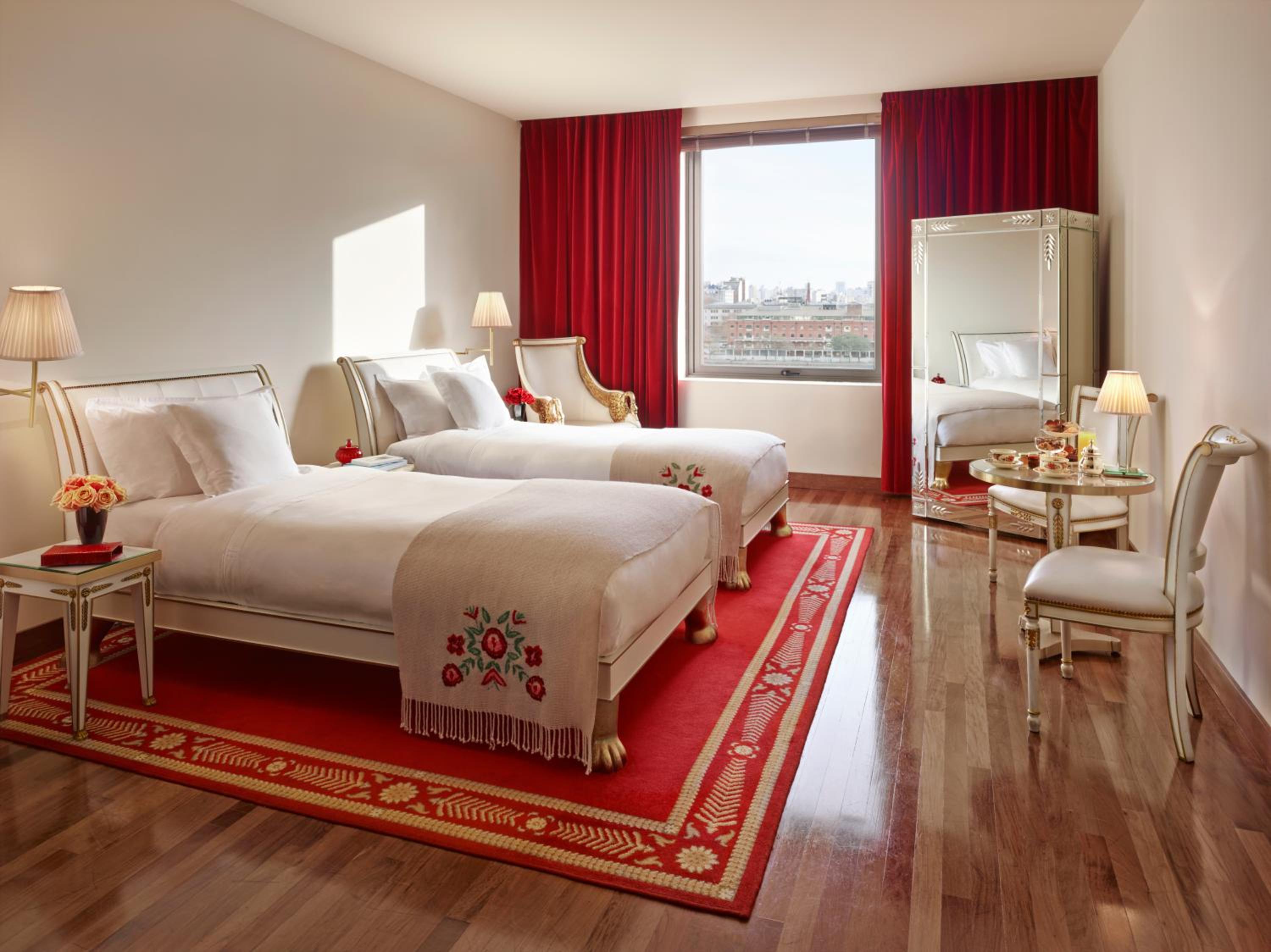 Twin Room with Two Single Beds and Skyline View