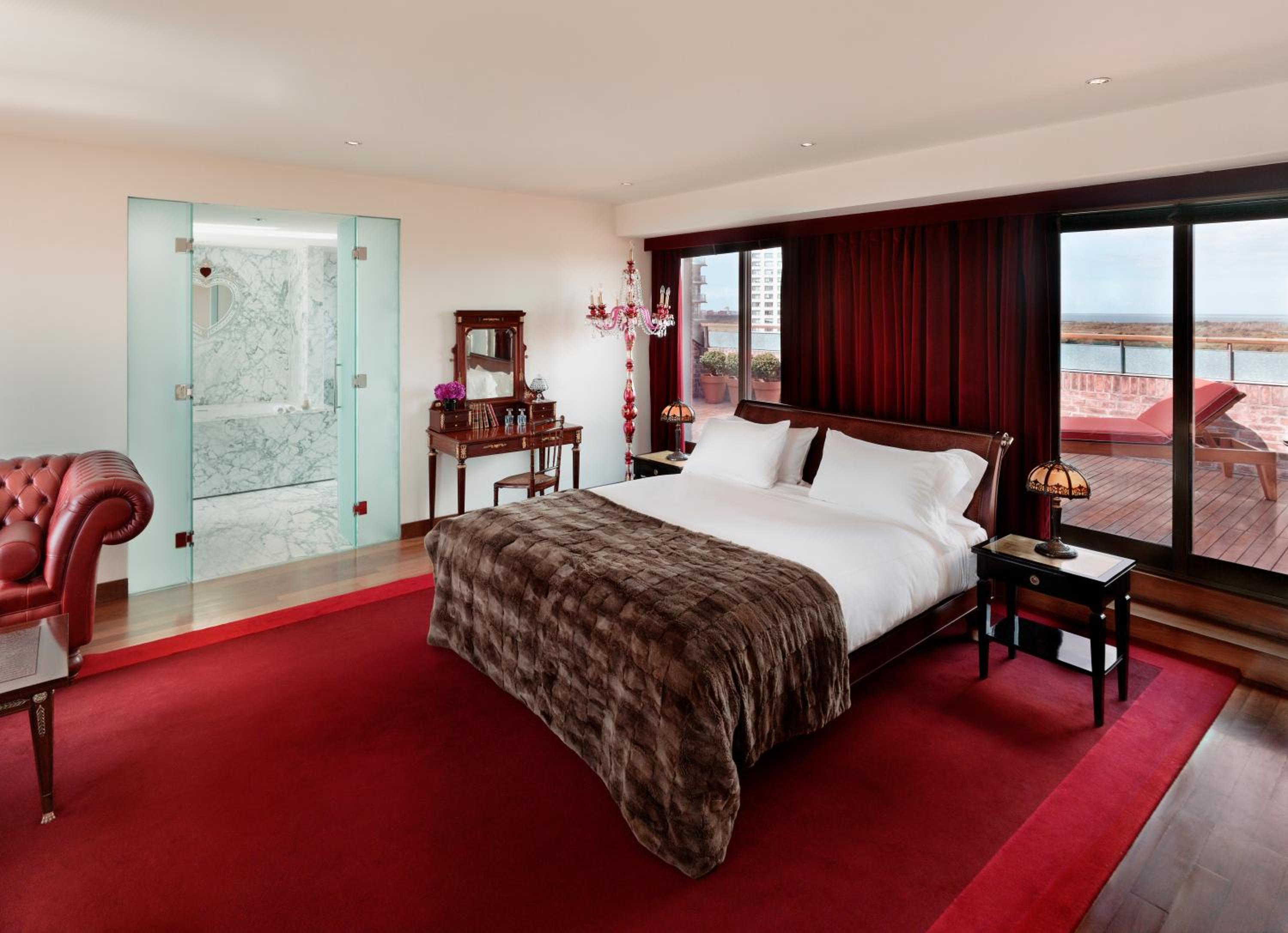 Two-Bedroom Imperial Suite with One King Bed and Two Single Beds thumbnail 6