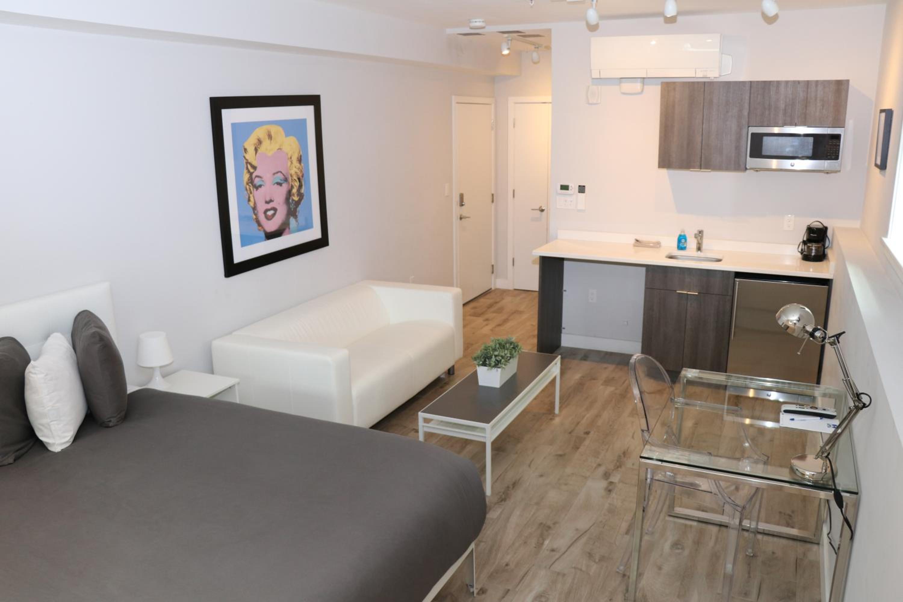 One-Bedroom Apartment - Photo 1