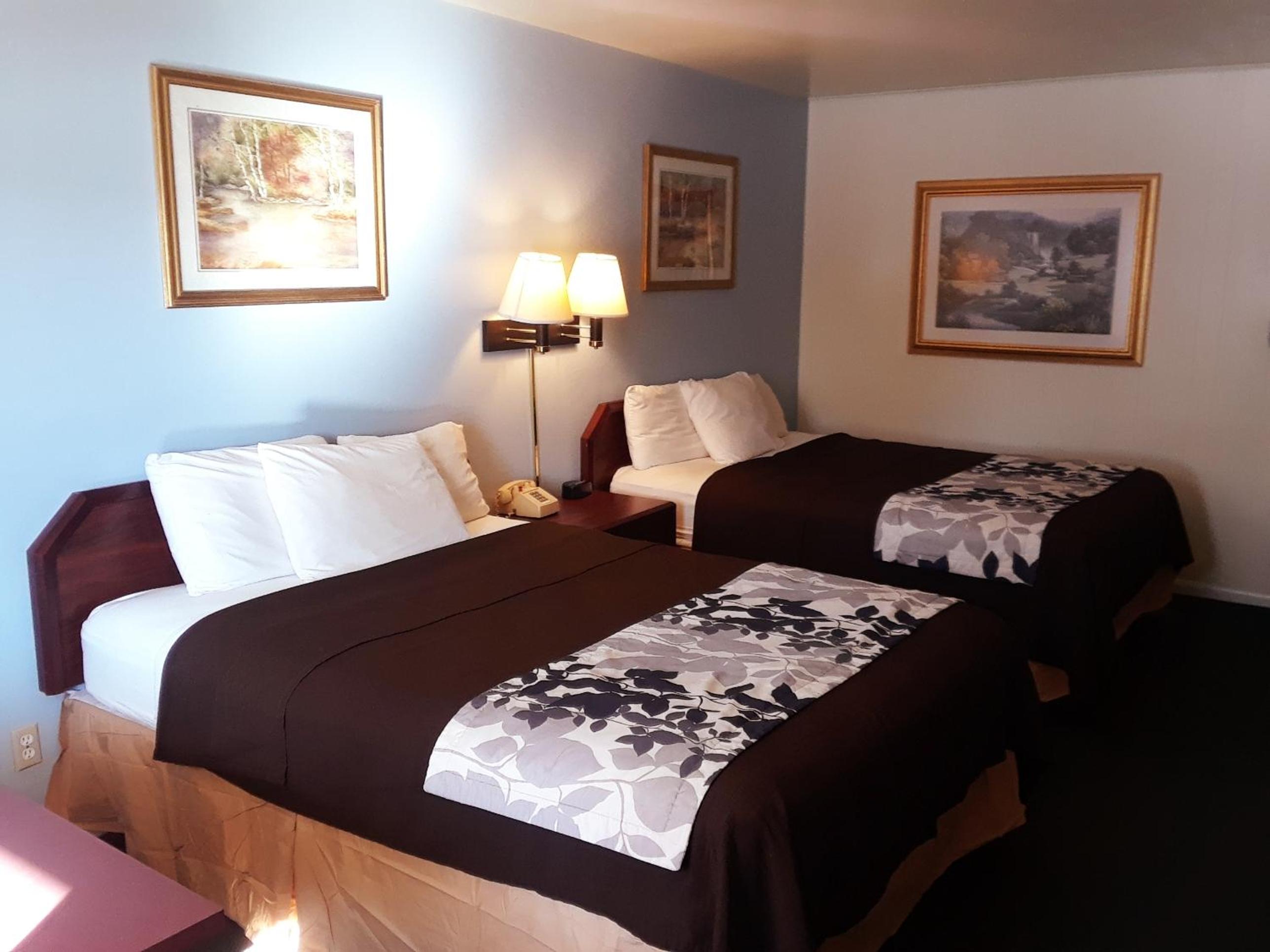 Queen Room with Two Queen Beds - Non-Smoking photo 1