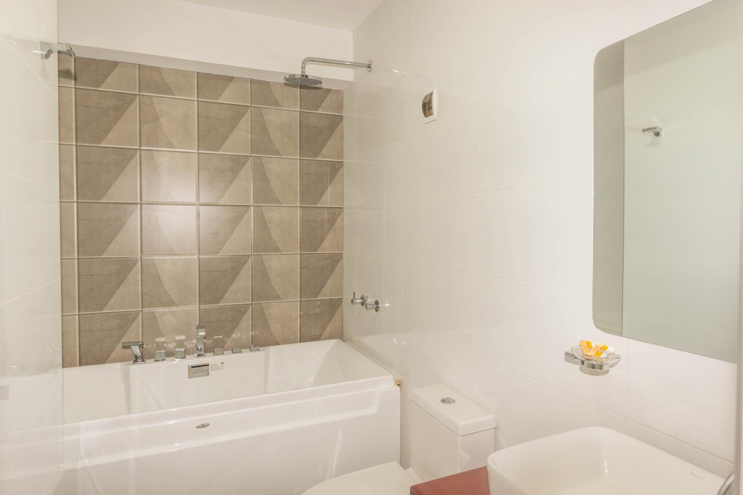 Deluxe Suite with Spa Bath photo 3