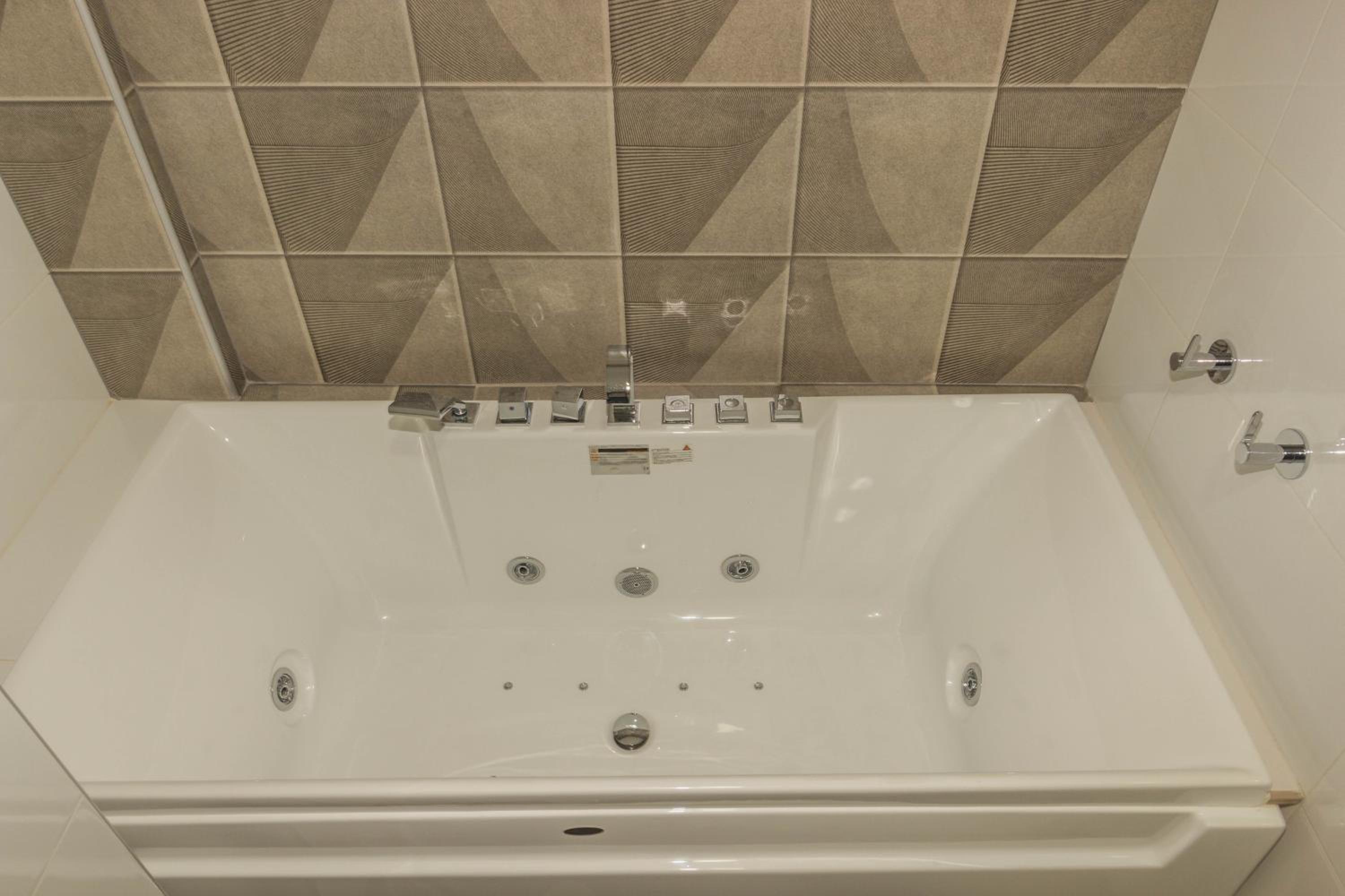 Deluxe Suite with Spa Bath photo 2