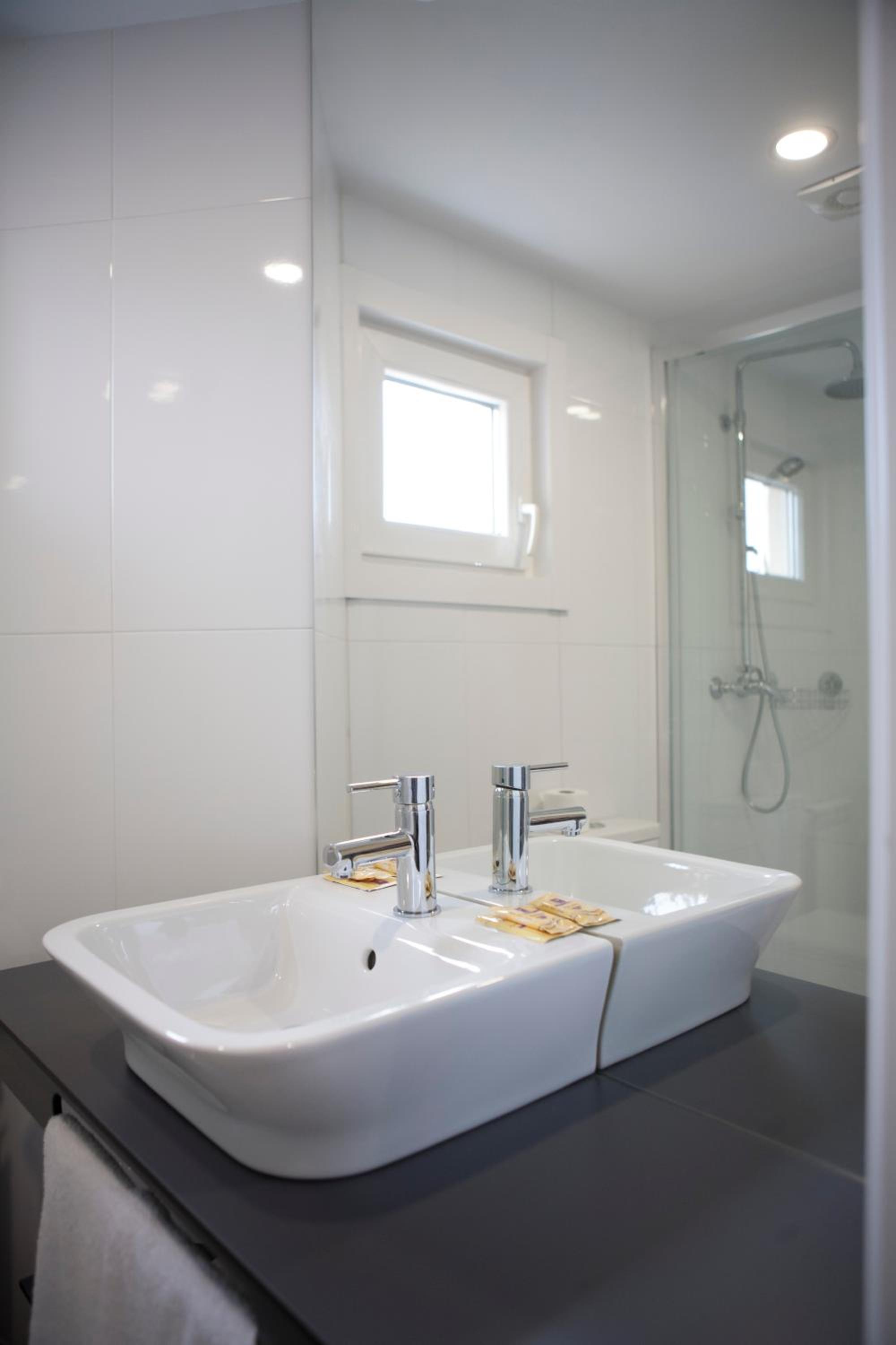 Triple Room with Bathroom - Photo 4