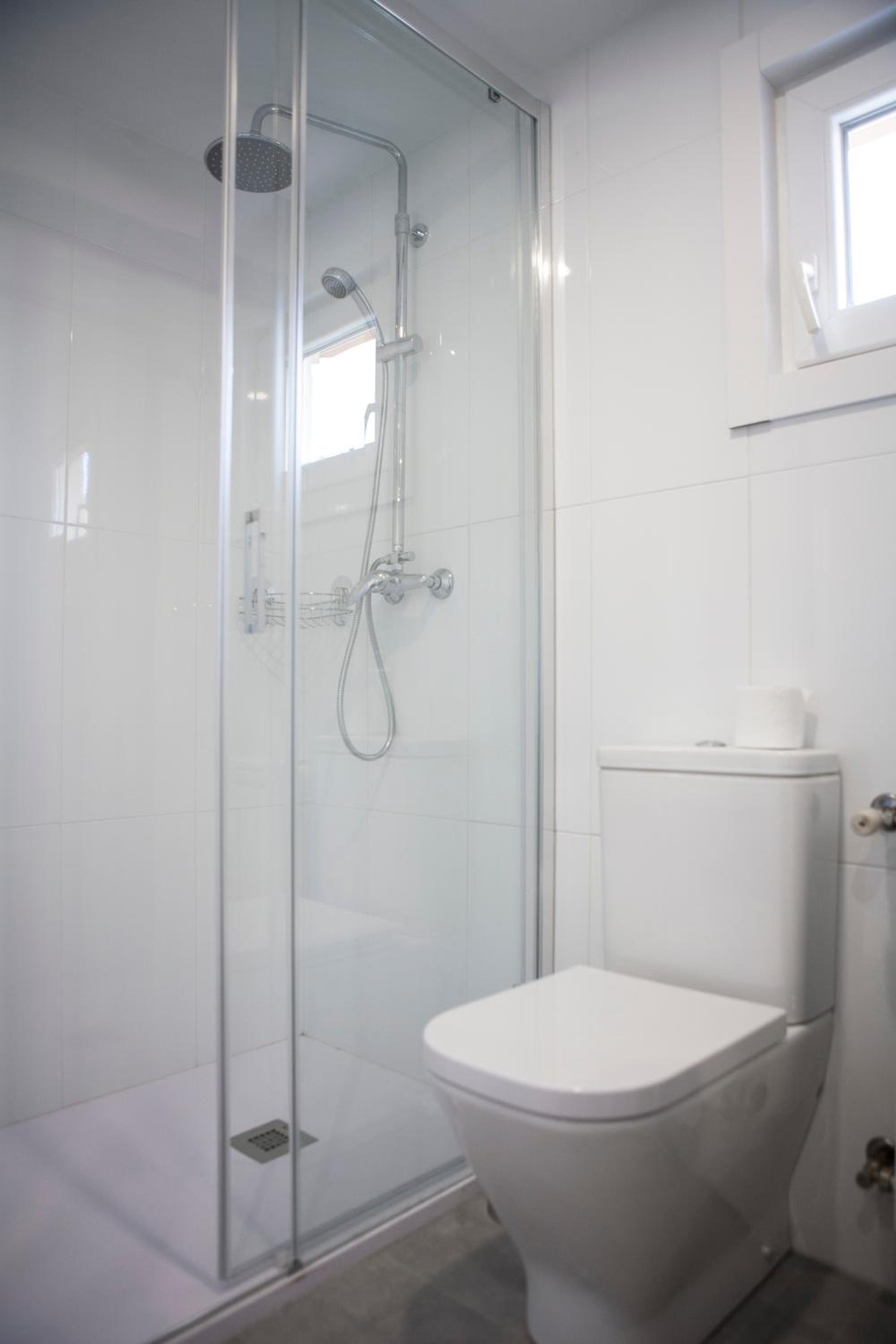 Double Room with Private Bathroom - Photo 2