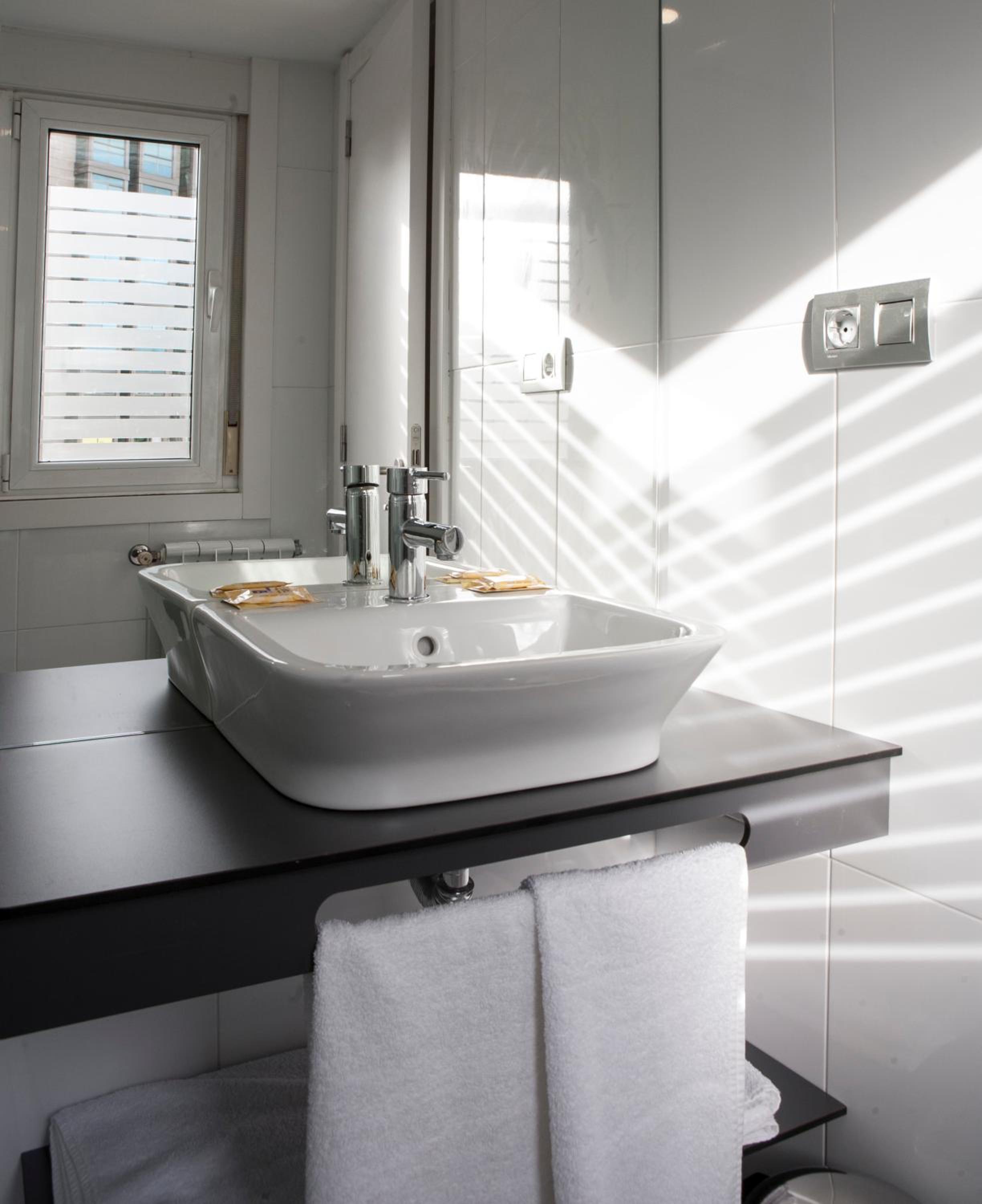 Double Room with Private Bathroom - Photo 3