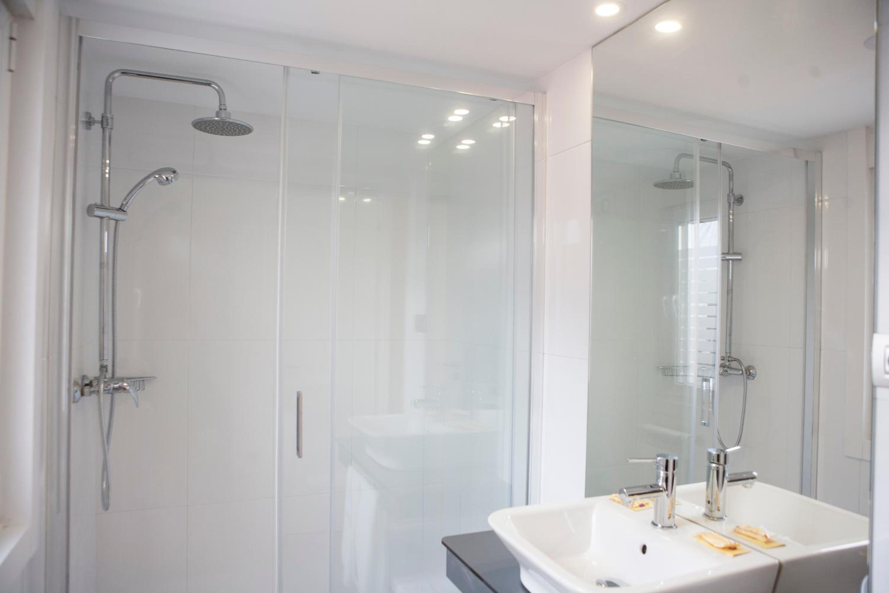 Double Room with Private Bathroom - Photo 6