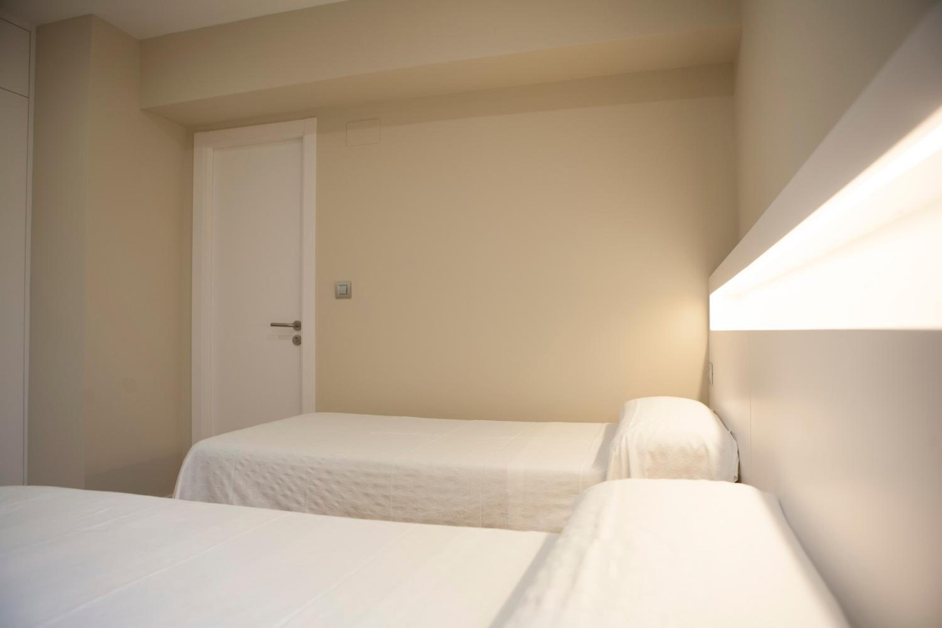 Double Room with Private Bathroom - Photo 8