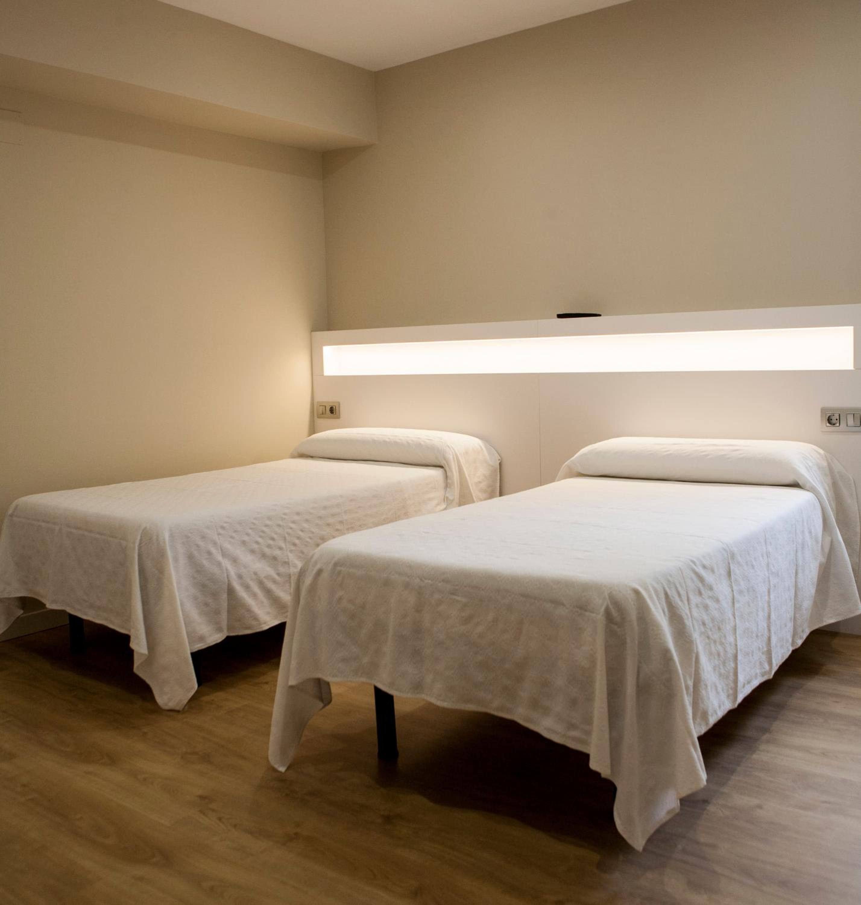 Double Room with Private Bathroom - Photo 9