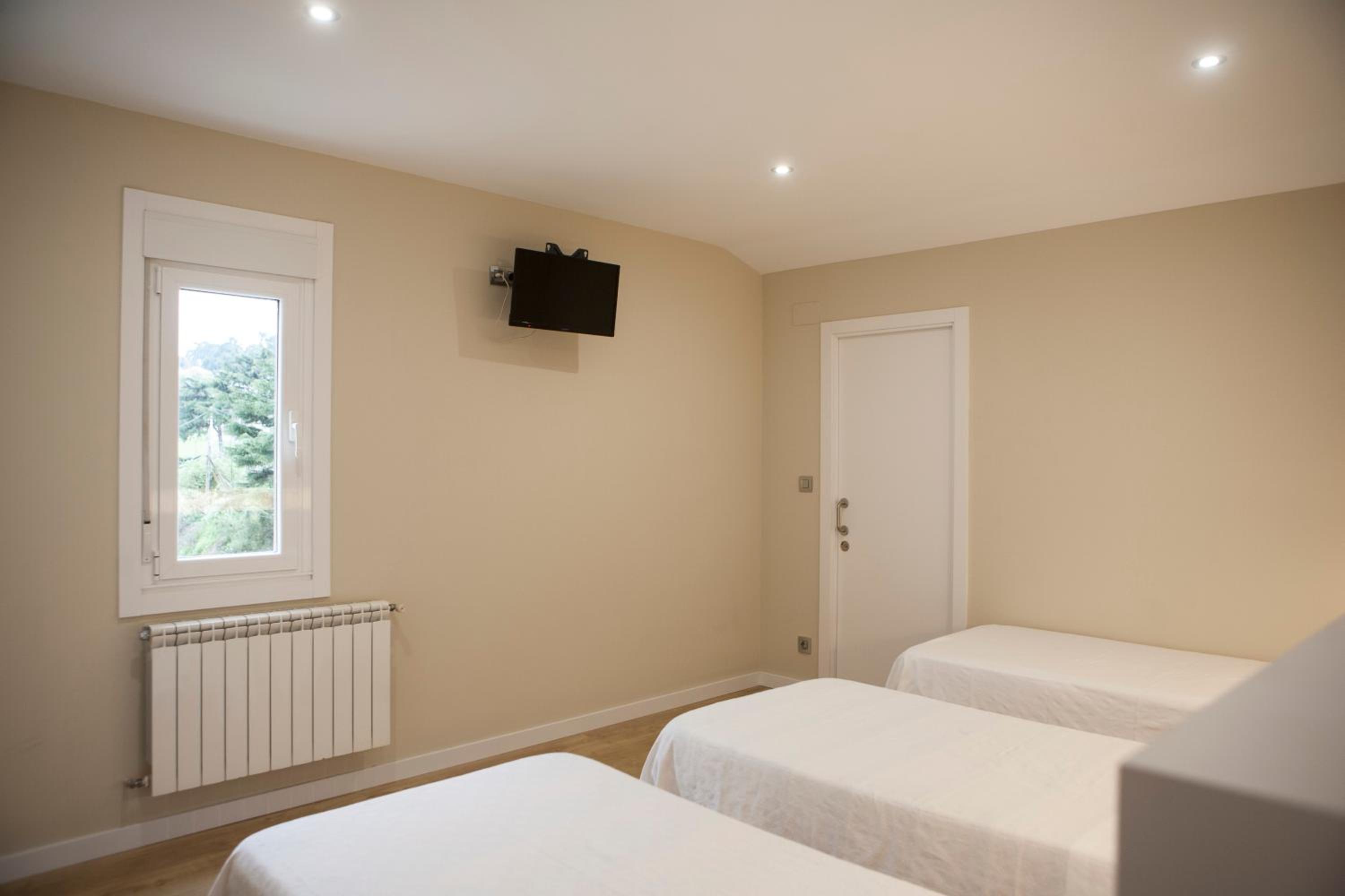 Triple Room with Bathroom - Photo 5