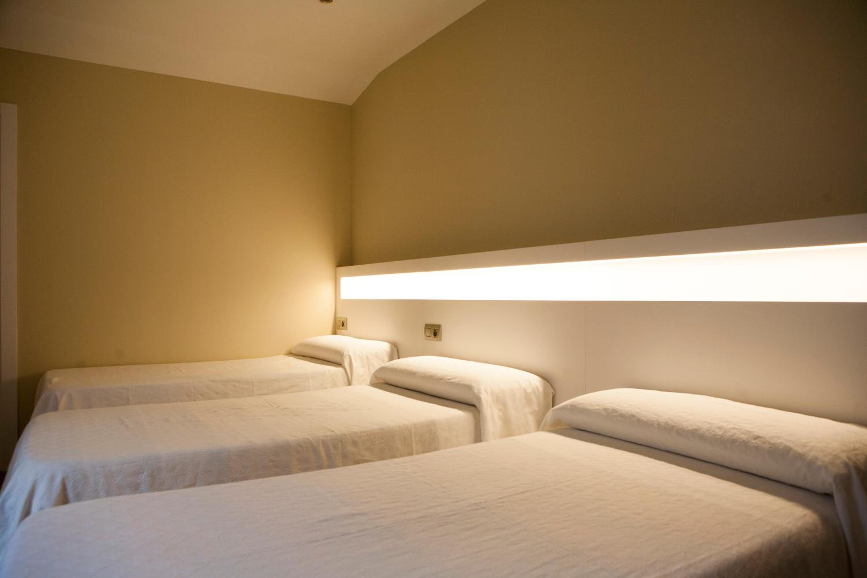 Triple Room with Bathroom - Photo 2