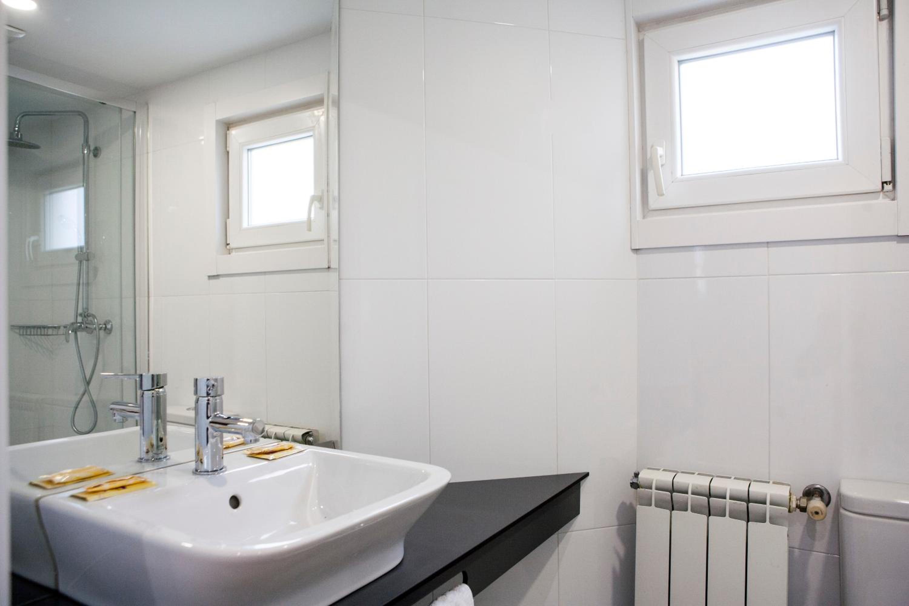 Triple Room with Bathroom - Photo 3