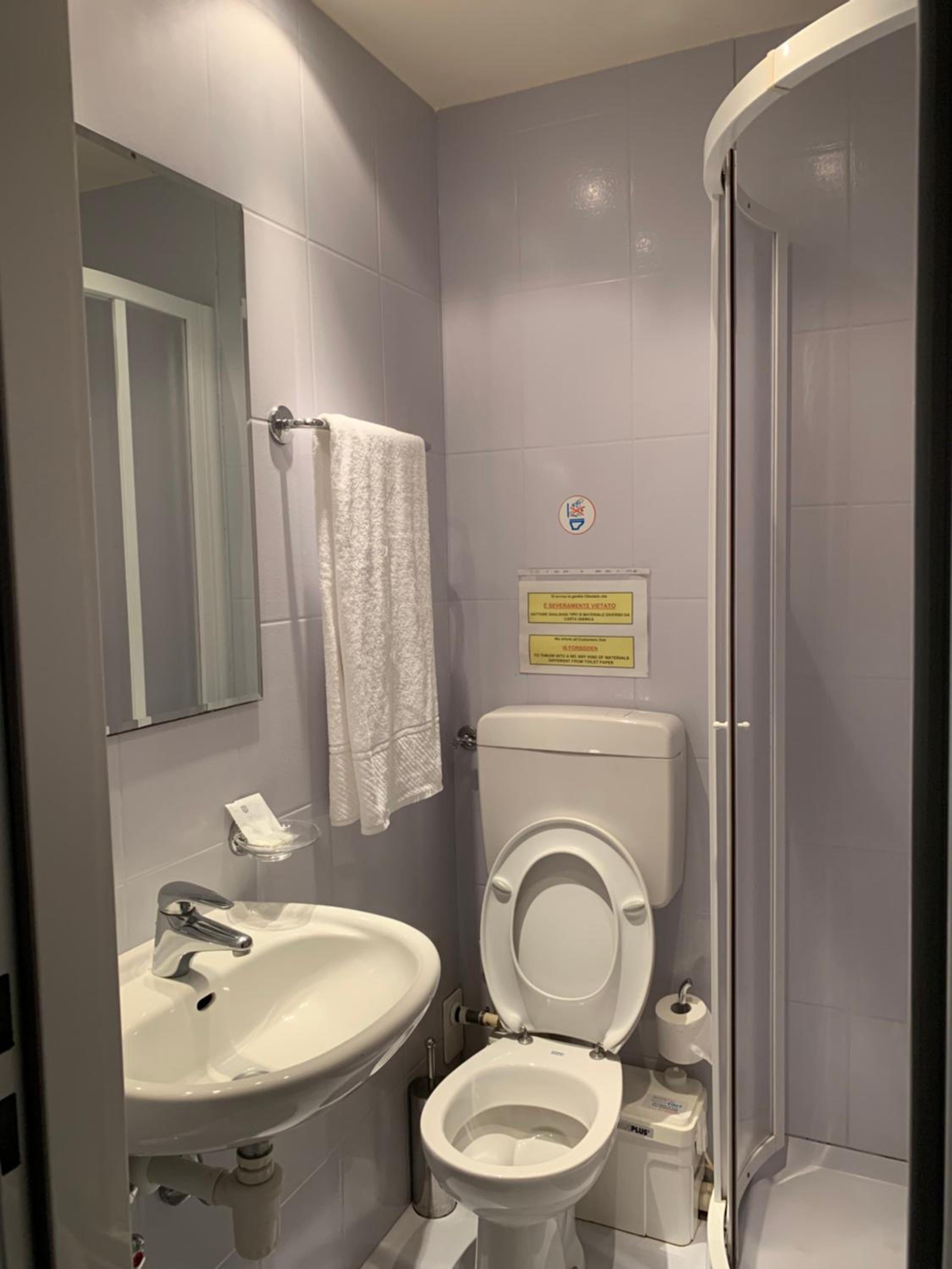 Double Room with Private Bathroom - Photo 3