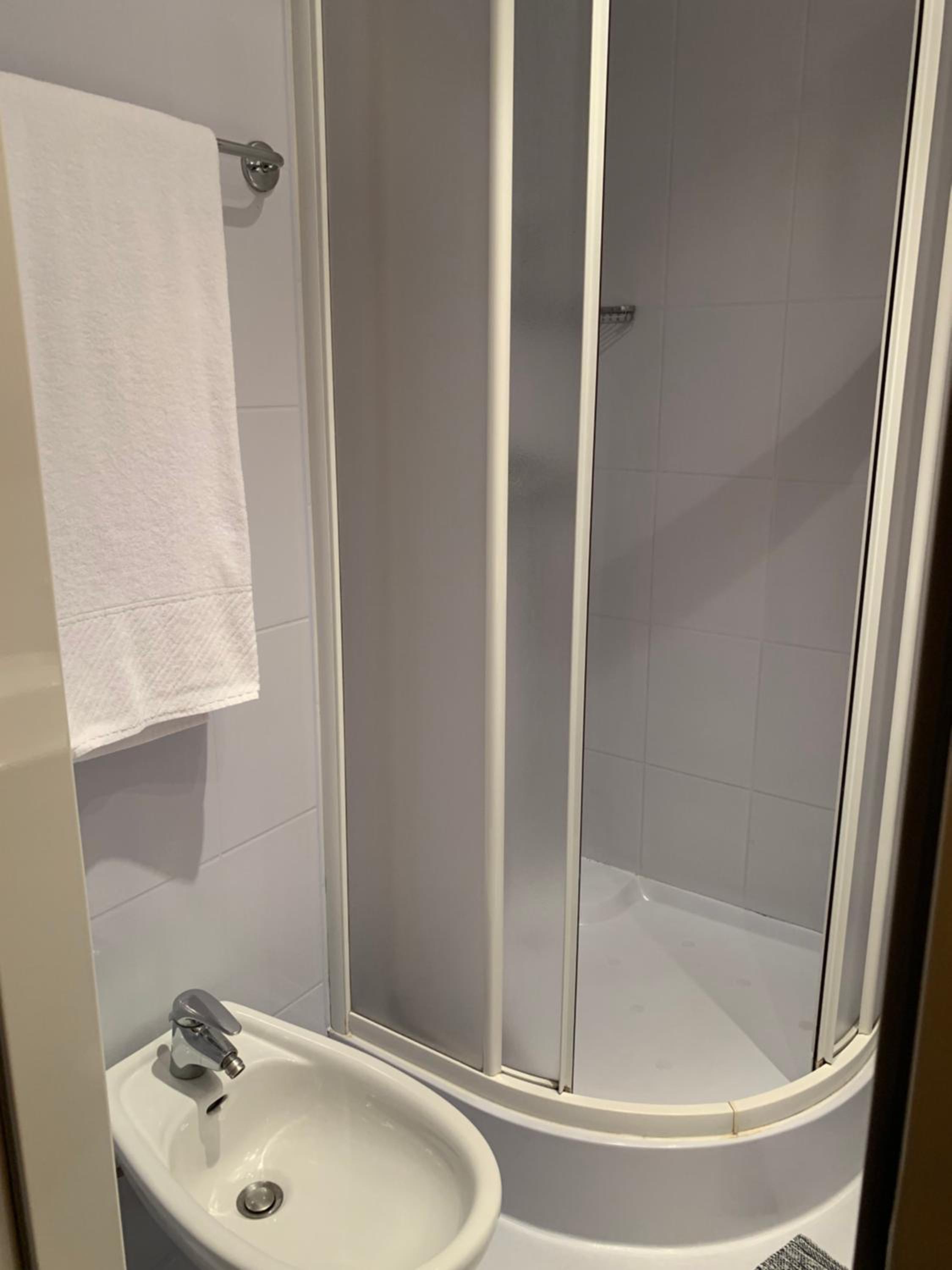 Double Room with Private Bathroom - Photo 2