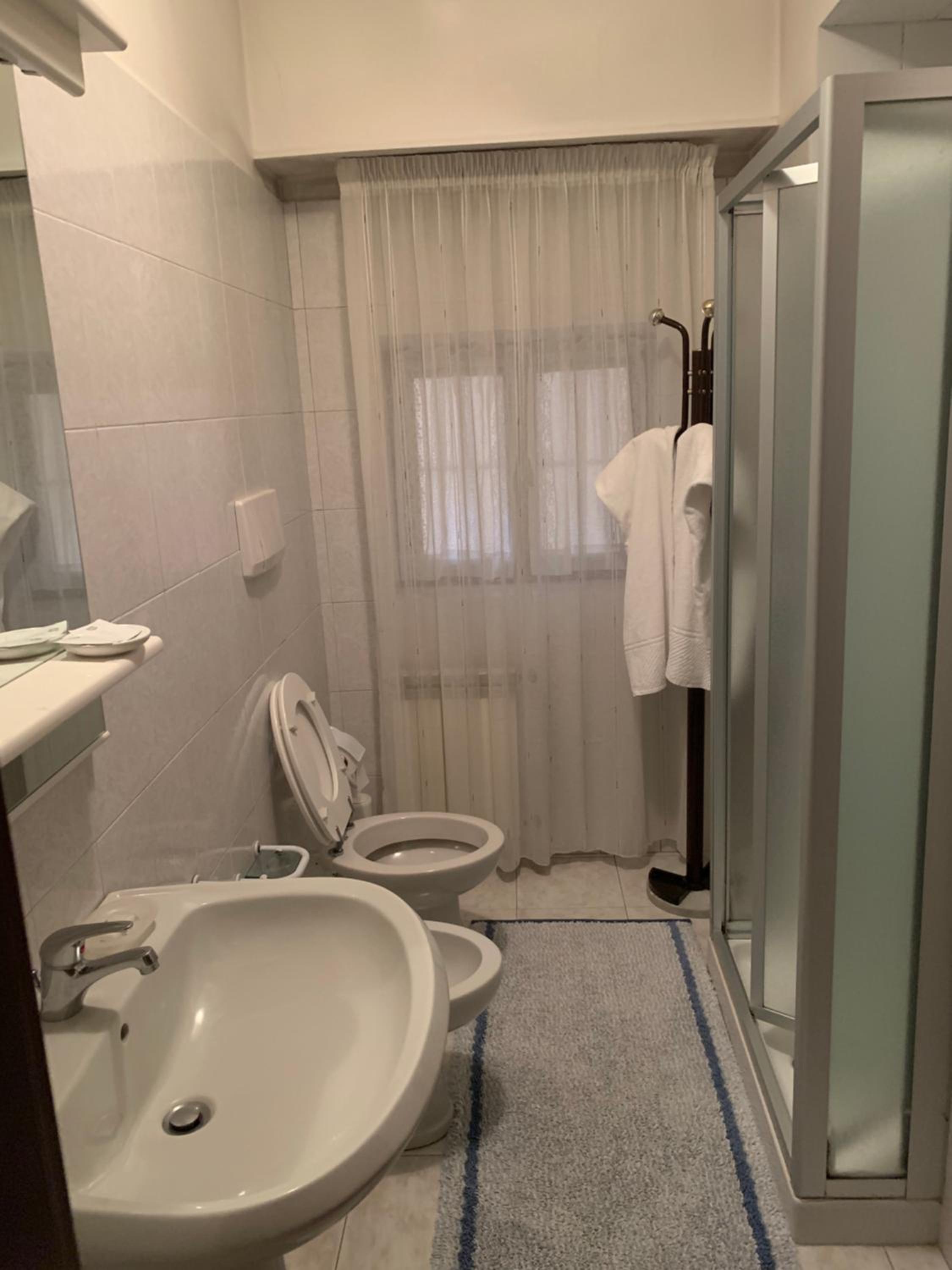 Double Room with Private Bathroom - Photo 6