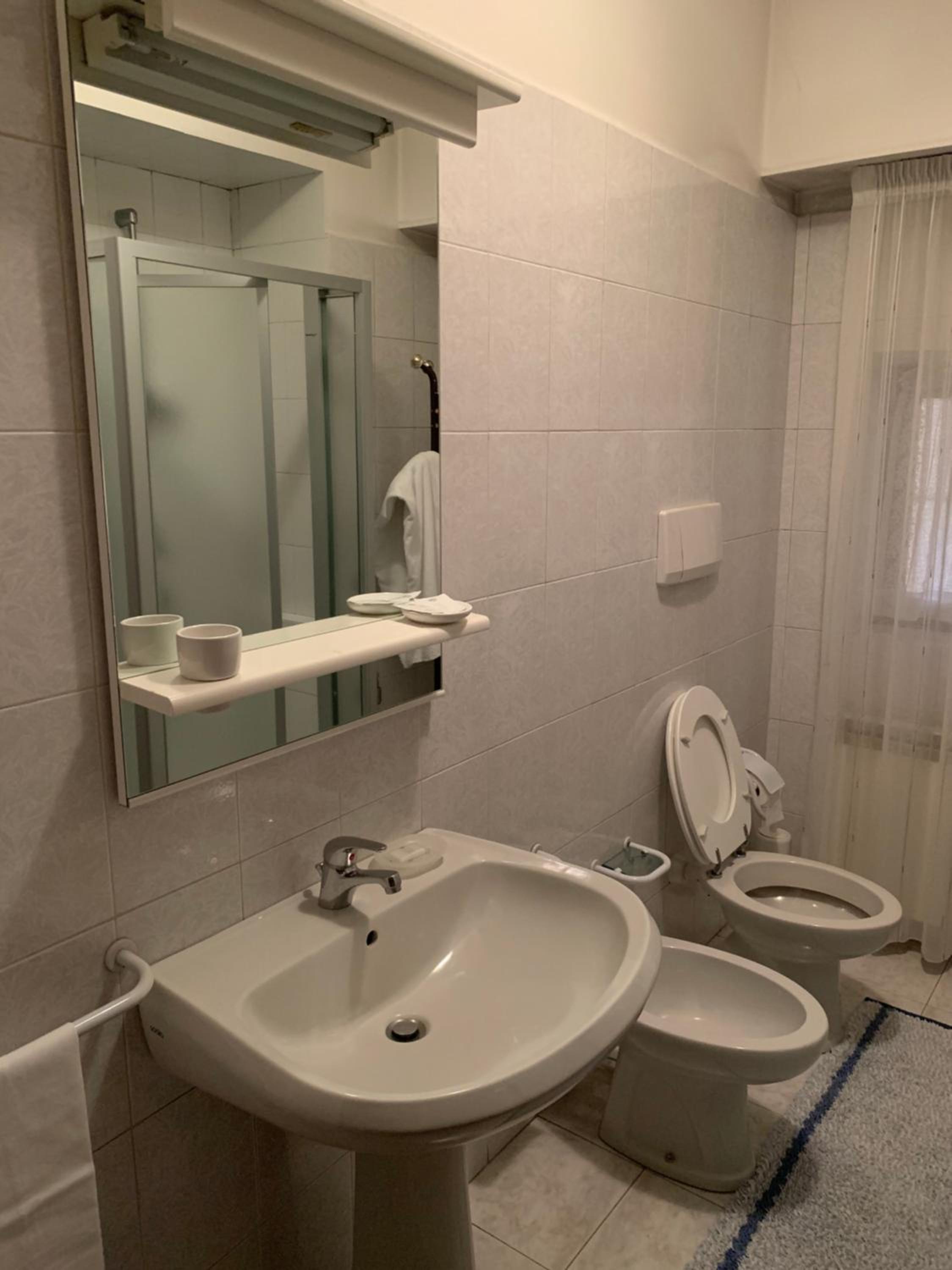 Double Room with Private Bathroom - Photo 7