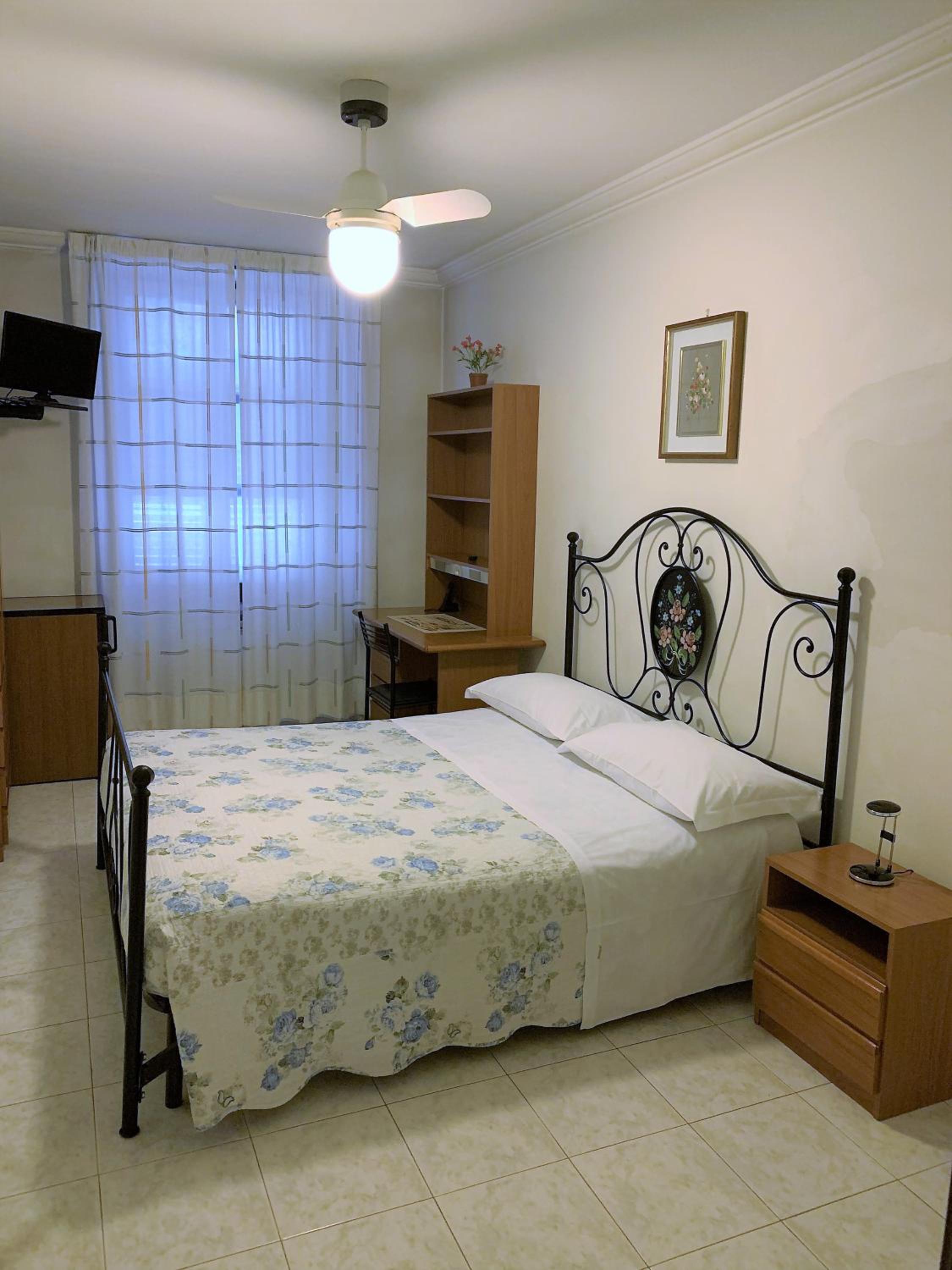 Double Room with Private Bathroom - Photo 9