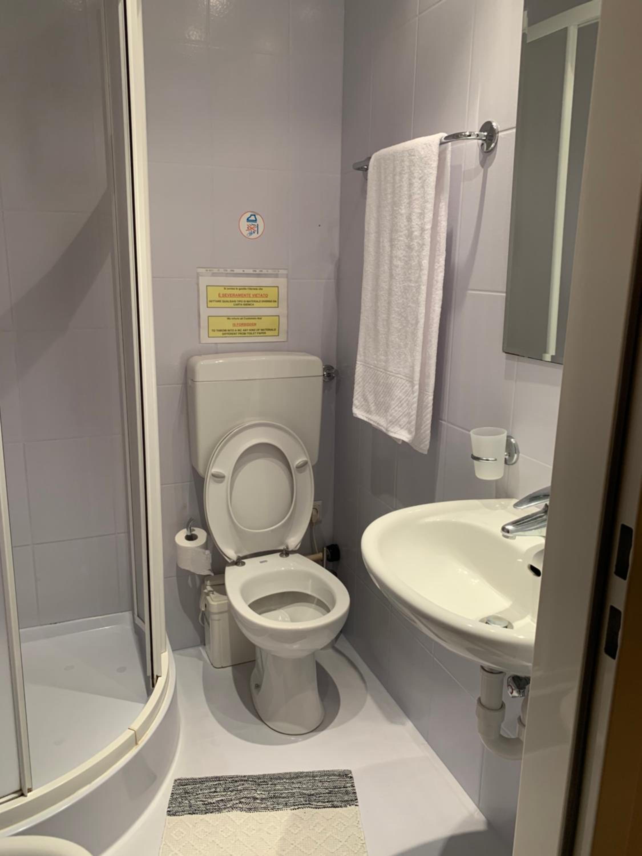 Double Room with Private Bathroom - Photo 13