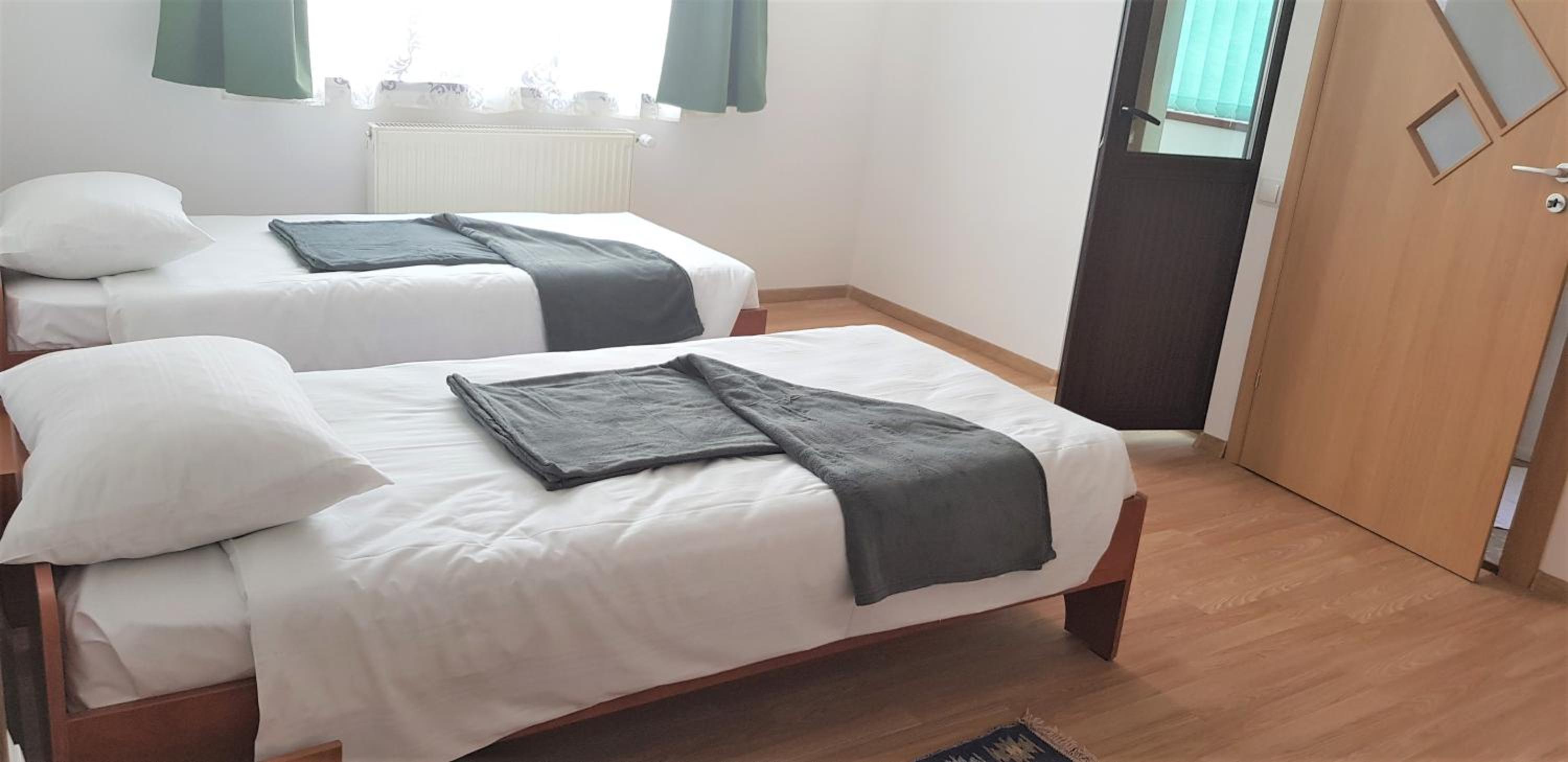 Double or Twin Room with Private Bathroom - Photo 3