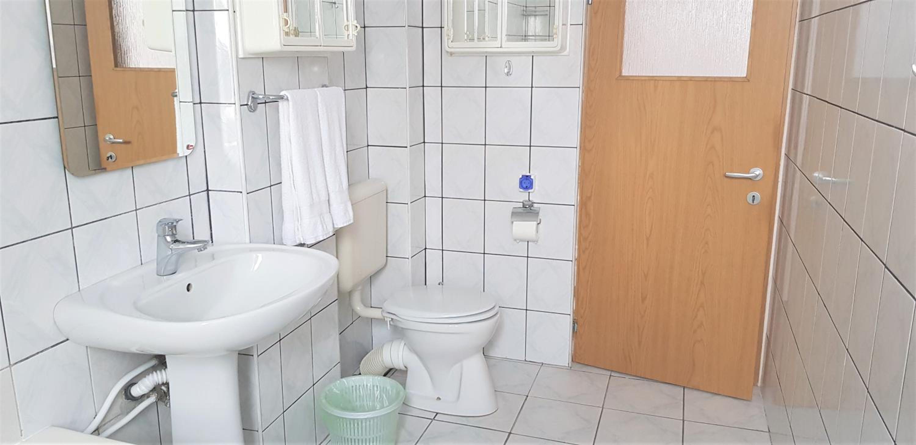 Double or Twin Room with Private Bathroom - Photo 15