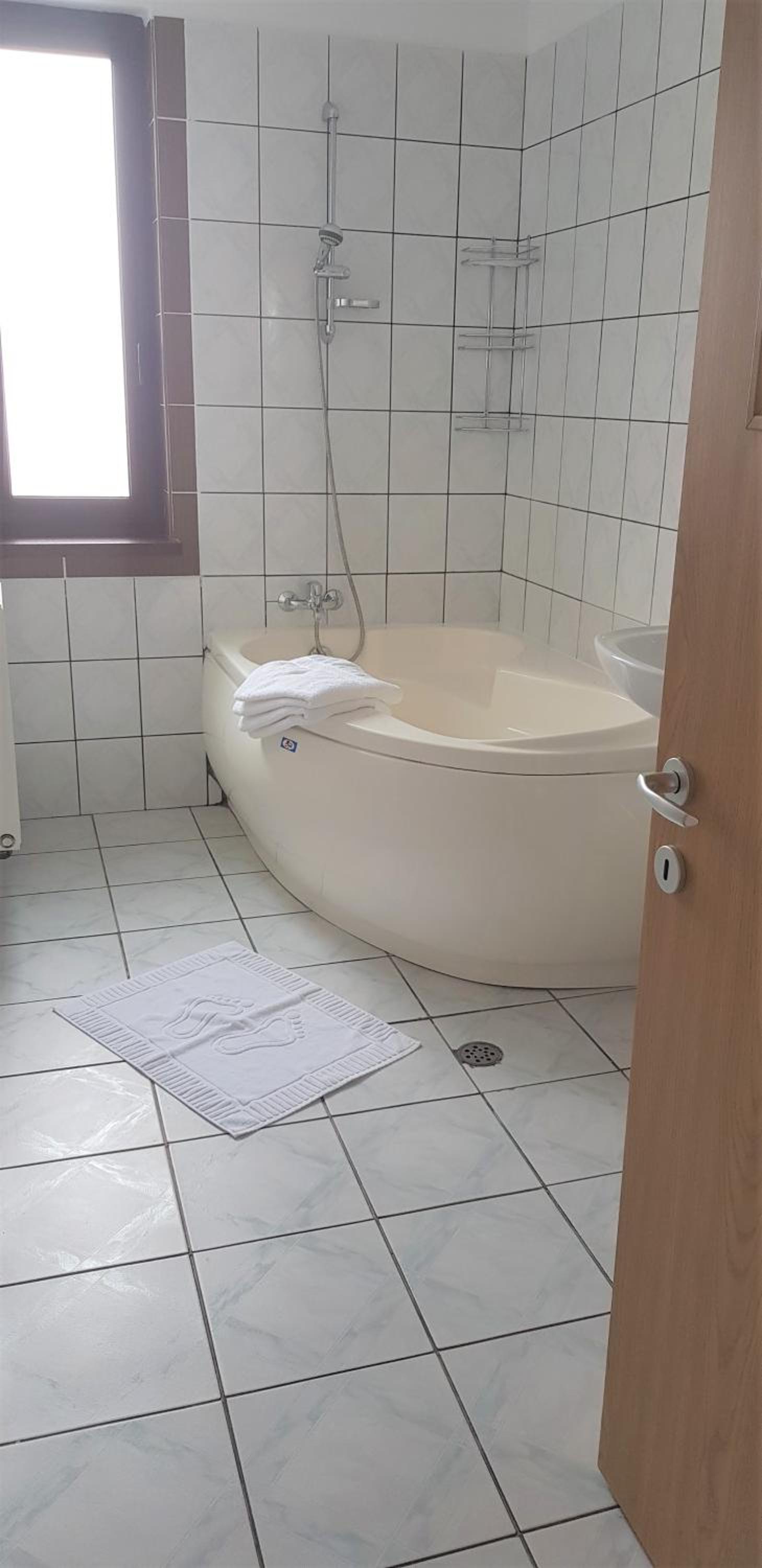 Double or Twin Room with Private Bathroom - Photo 16