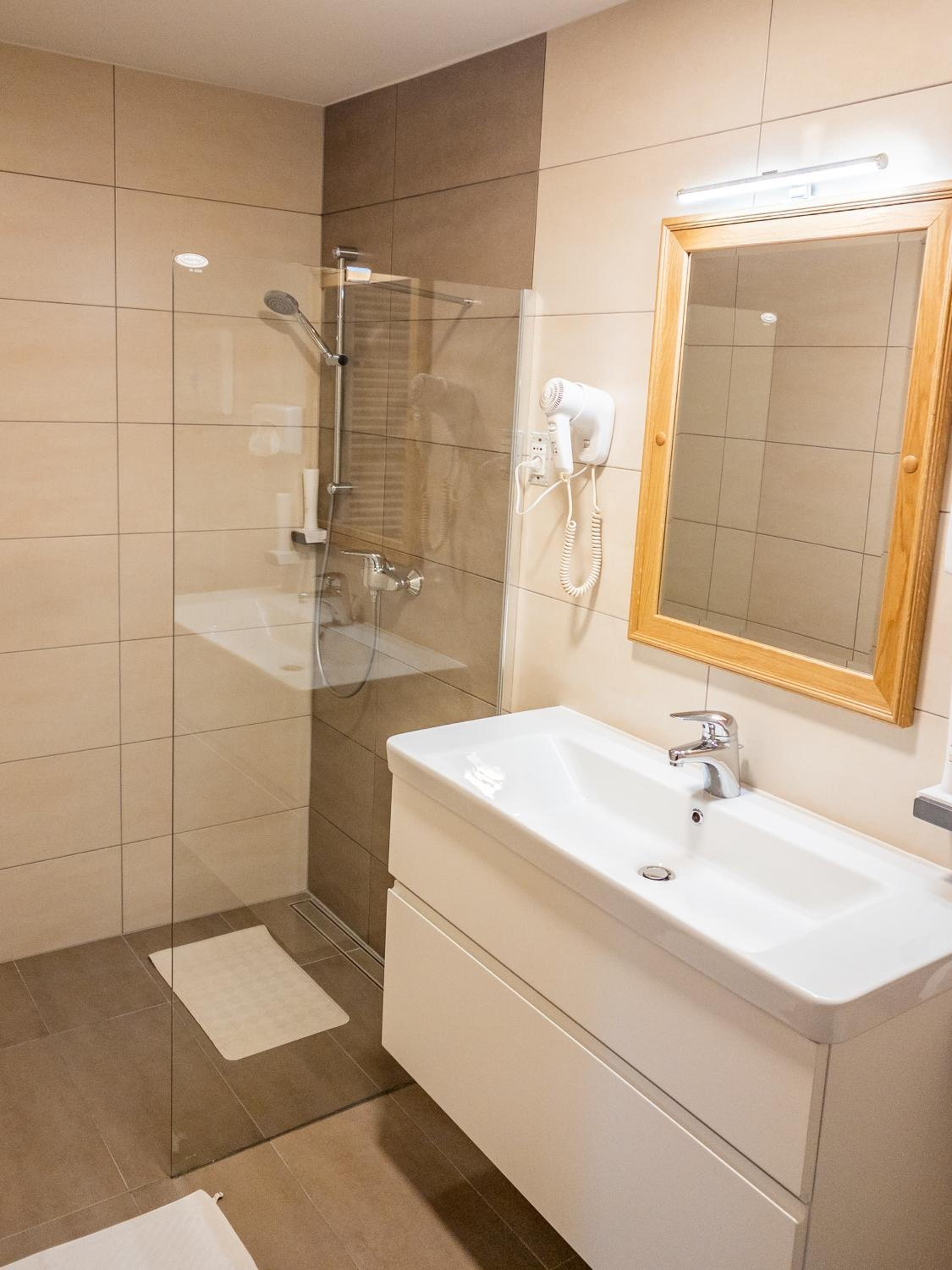 King Room with Balcony - Photo 5