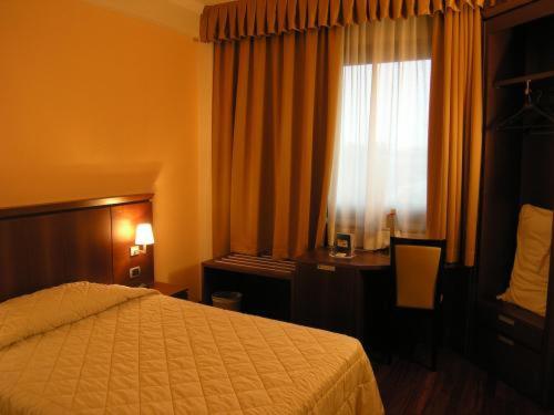 Single Room with French Bed photo 2