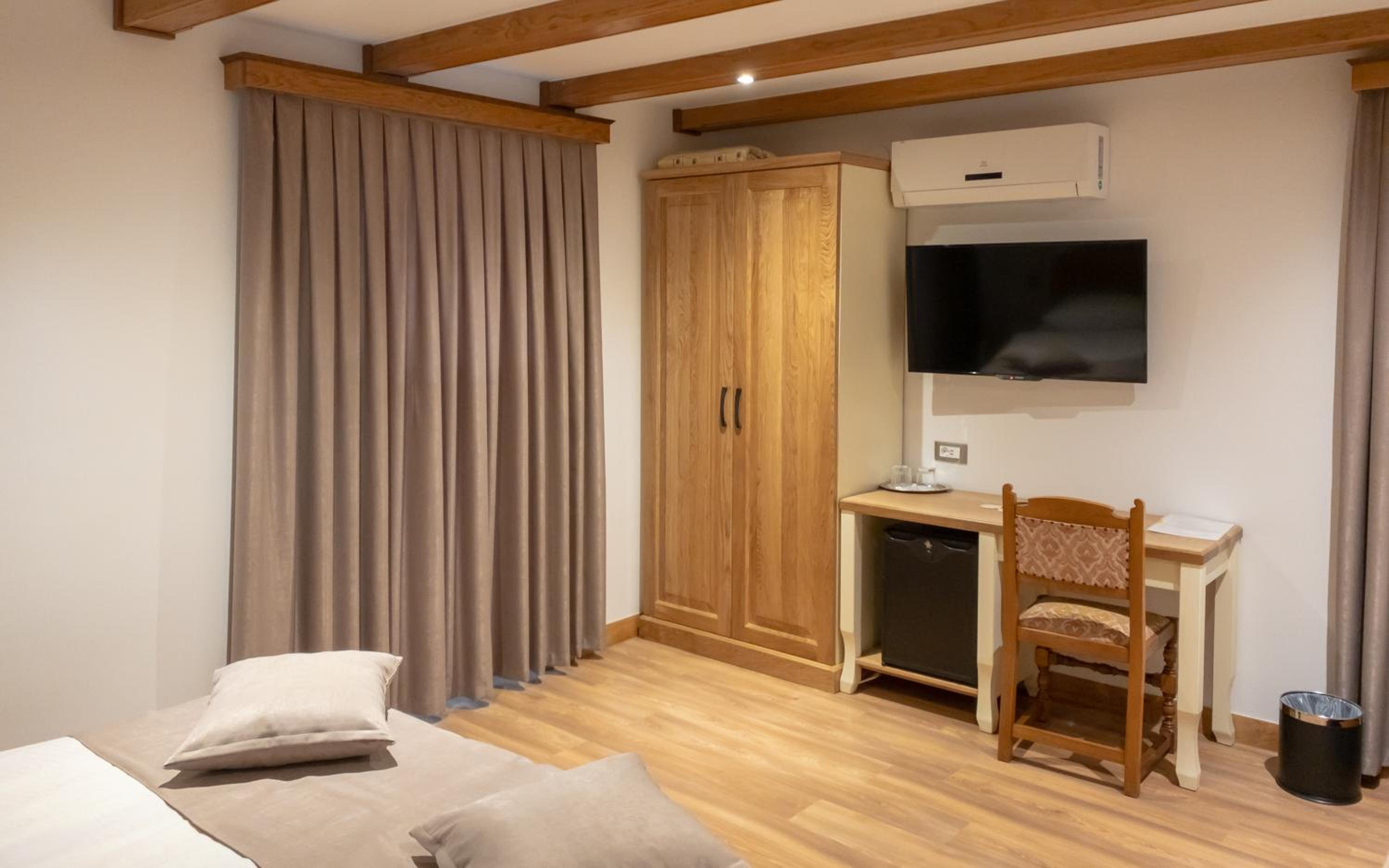 King Room with Balcony - Photo 3