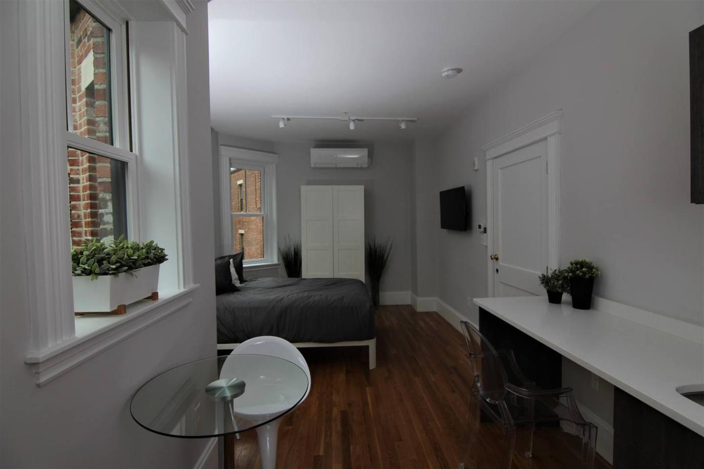 One-Bedroom Apartment - Photo 9